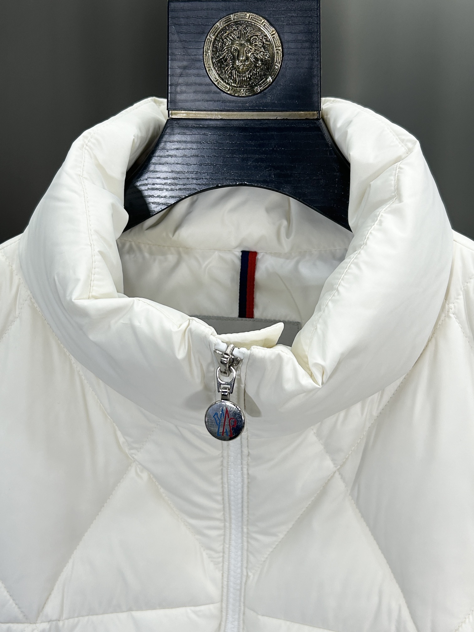 蒙口Moncler2024秋冬新款️蒙口新款立领设计羽绒马甲外套选用亮泽尼龙面料打造胸前经典印花设计lo