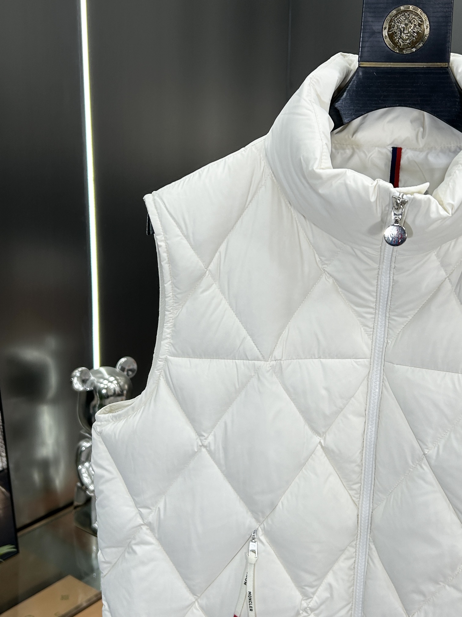 蒙口Moncler2024秋冬新款️蒙口新款立领设计羽绒马甲外套选用亮泽尼龙面料打造胸前经典印花设计lo