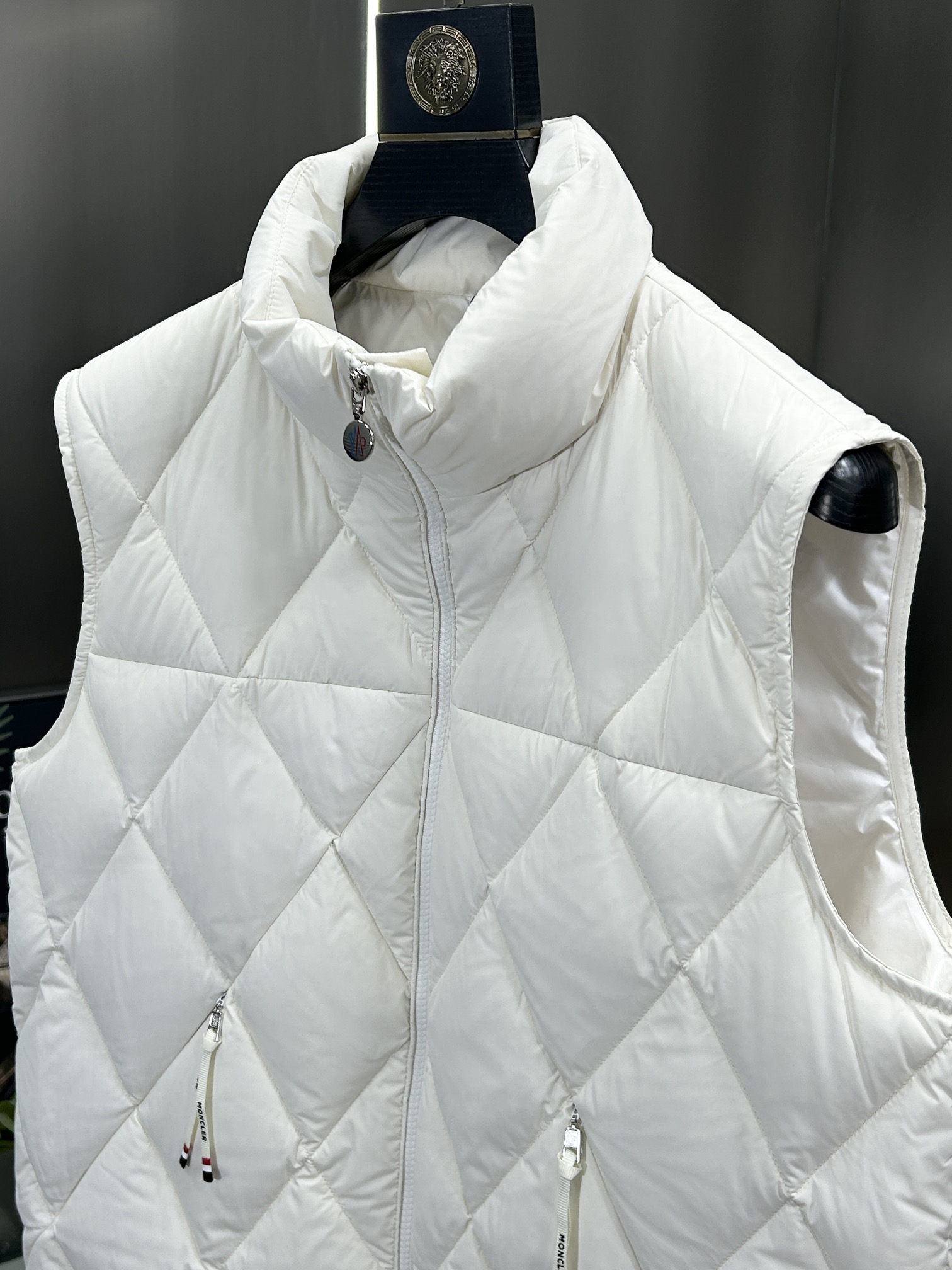 蒙口Moncler2024秋冬新款️蒙口新款立领设计羽绒马甲外套选用亮泽尼龙面料打造胸前经典印花设计lo