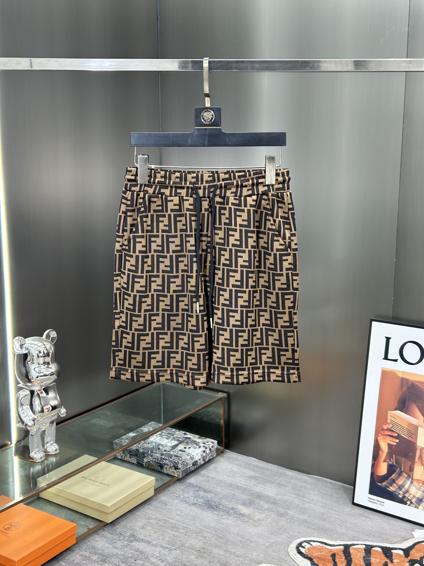 FENDI F2025 Spring/Summer Knitting Shorts with Gold Ropes, Stylish and Comfy (20 words) - 图片 1