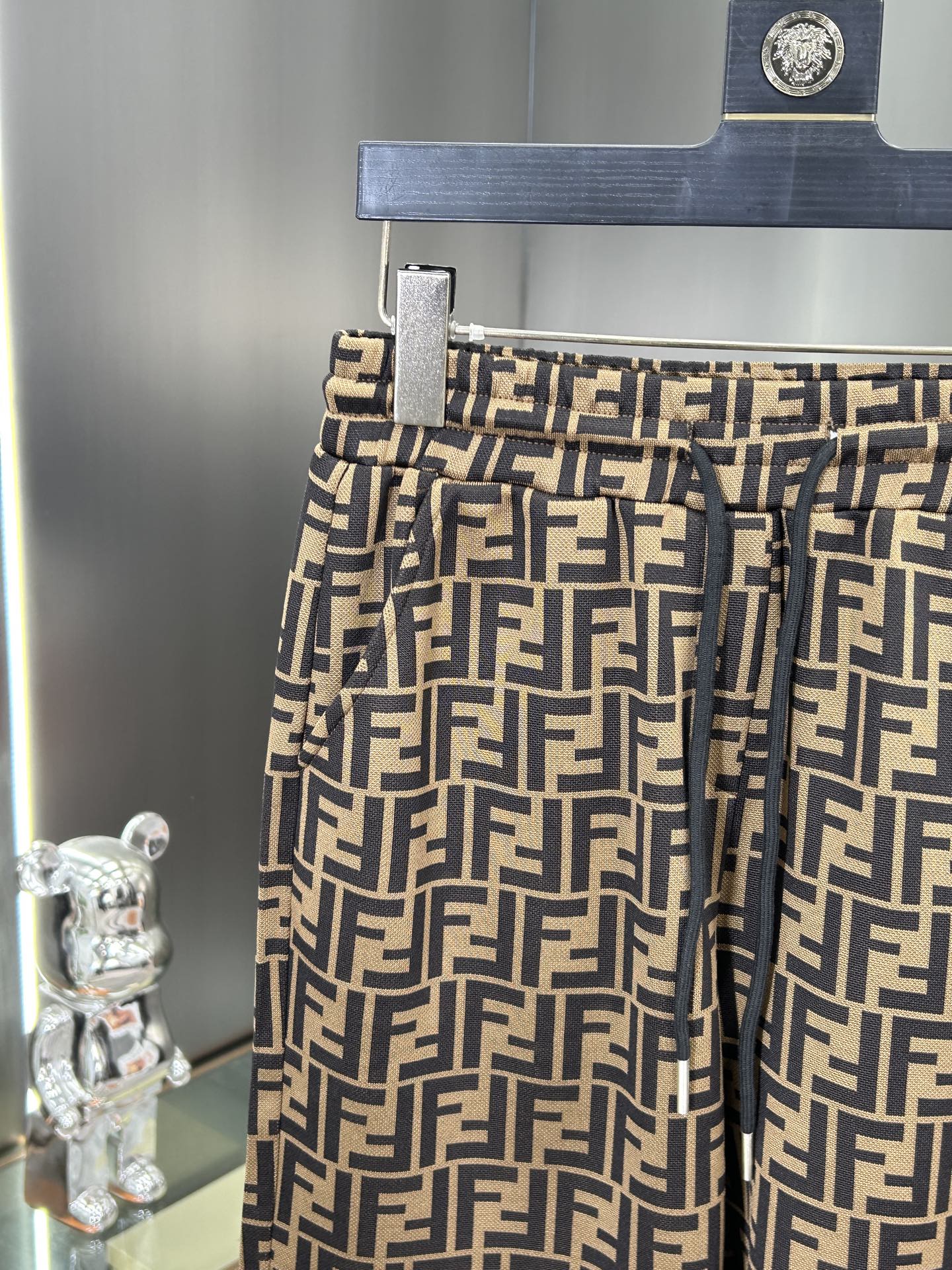 FENDI F2025 Spring/Summer Knitting Shorts with Gold Ropes, Stylish and Comfy (20 words) - 图片 4