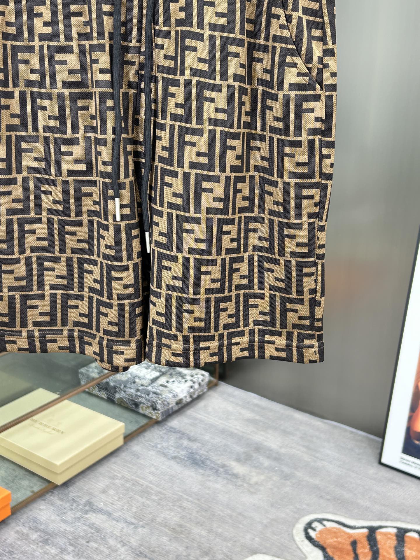 FENDI F2025 Spring/Summer Knitting Shorts with Gold Ropes, Stylish and Comfy (20 words) - 图片 6