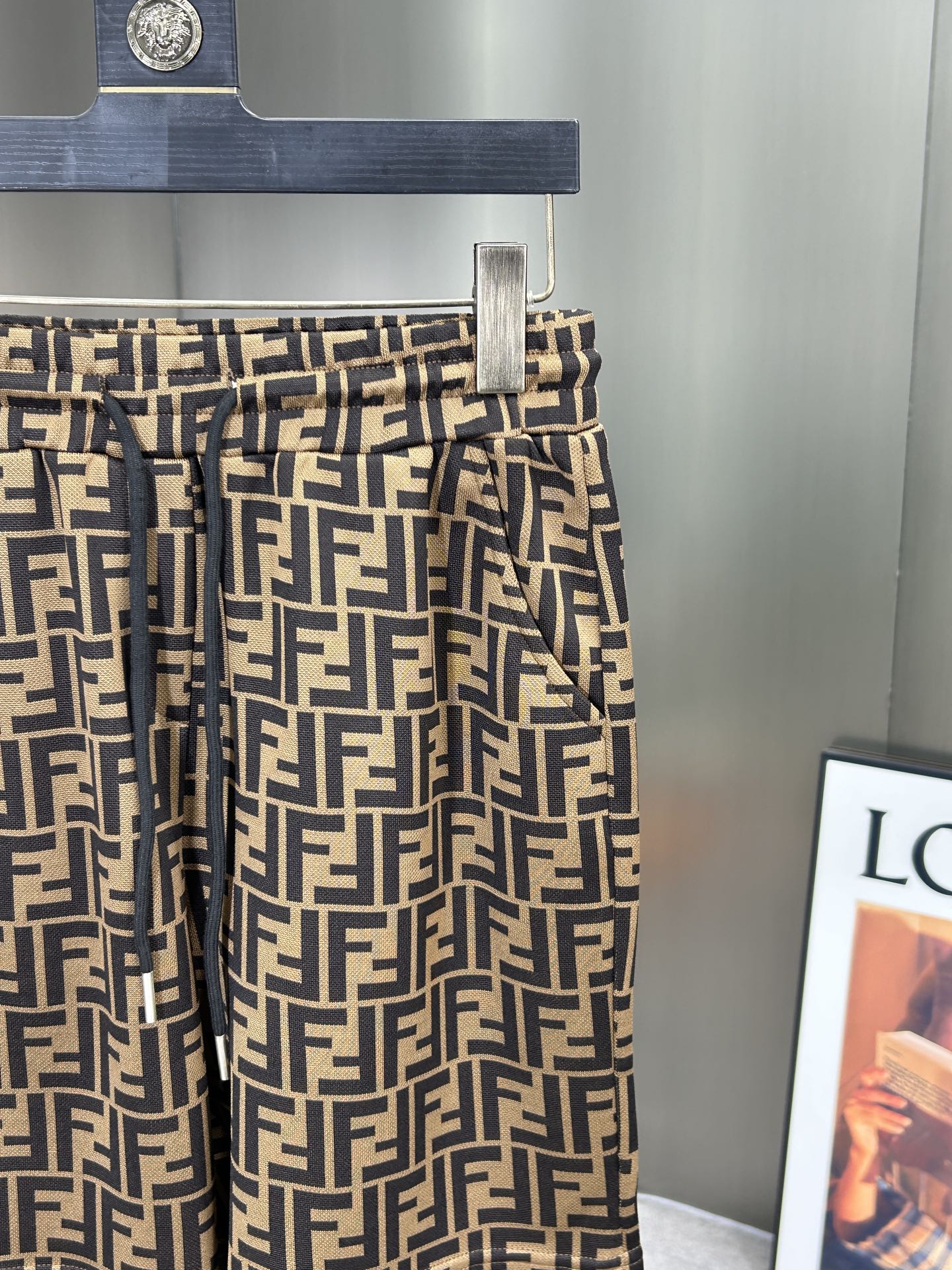 FENDI F2025 Spring/Summer Knitting Shorts with Gold Ropes, Stylish and Comfy (20 words) - 图片 3