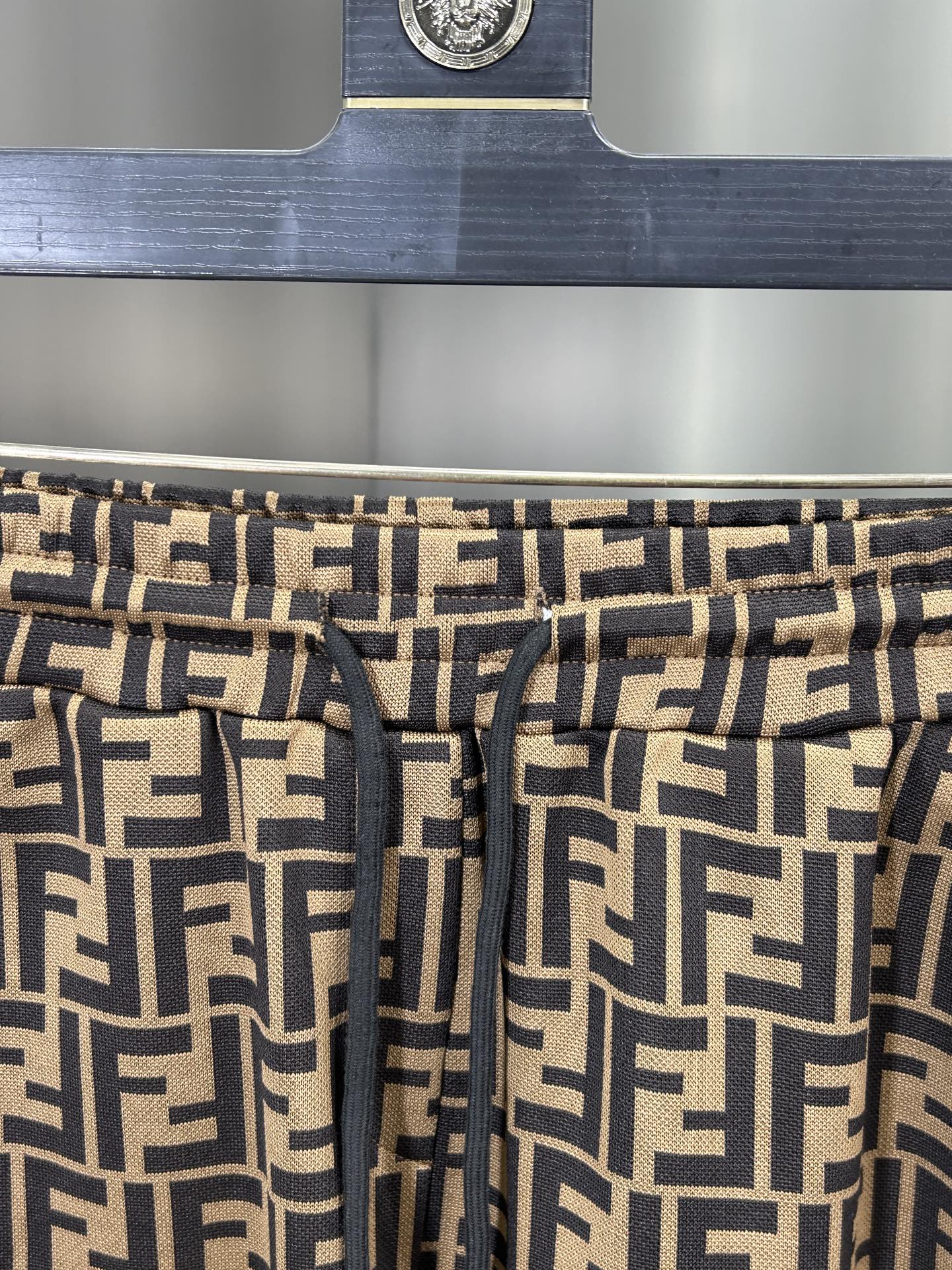 FENDI F2025 Spring/Summer Knitting Shorts with Gold Ropes, Stylish and Comfy (20 words) - 图片 5