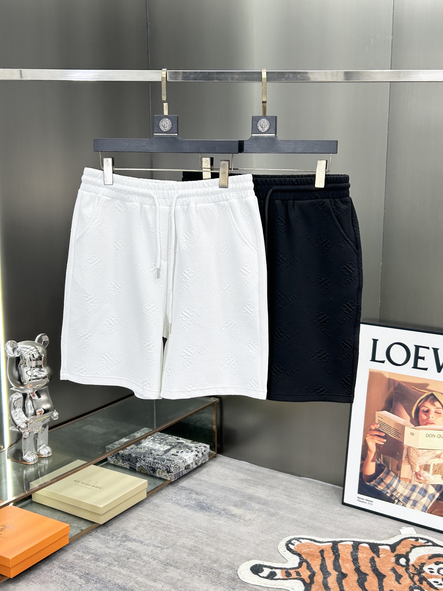 Paris Family Introduces 2025 Bouquet Shorts with Gold Accents in Various Sizes - 图片 3