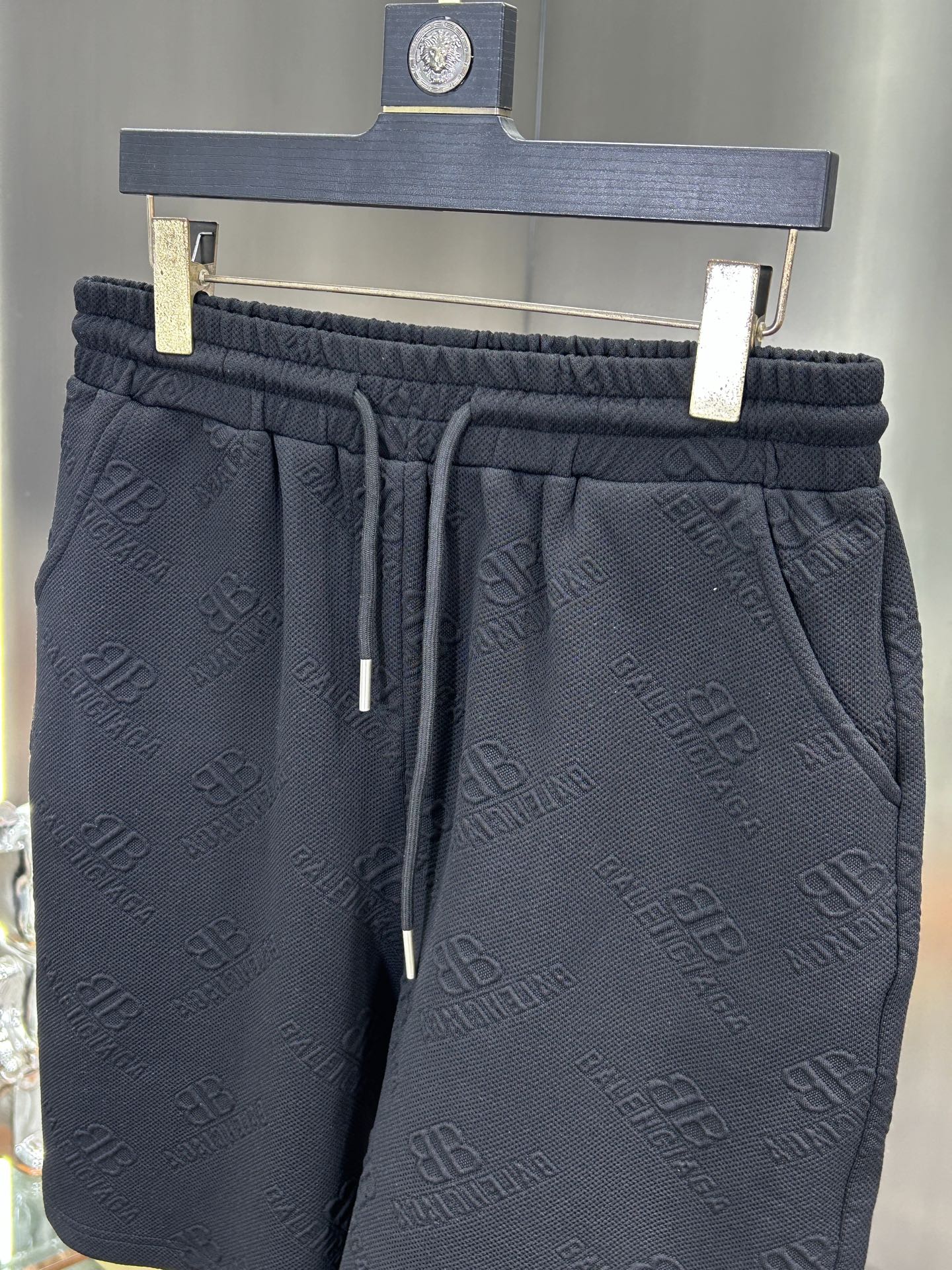 Paris Family Introduces 2025 Bouquet Shorts with Gold Accents in Various Sizes - 图片 9