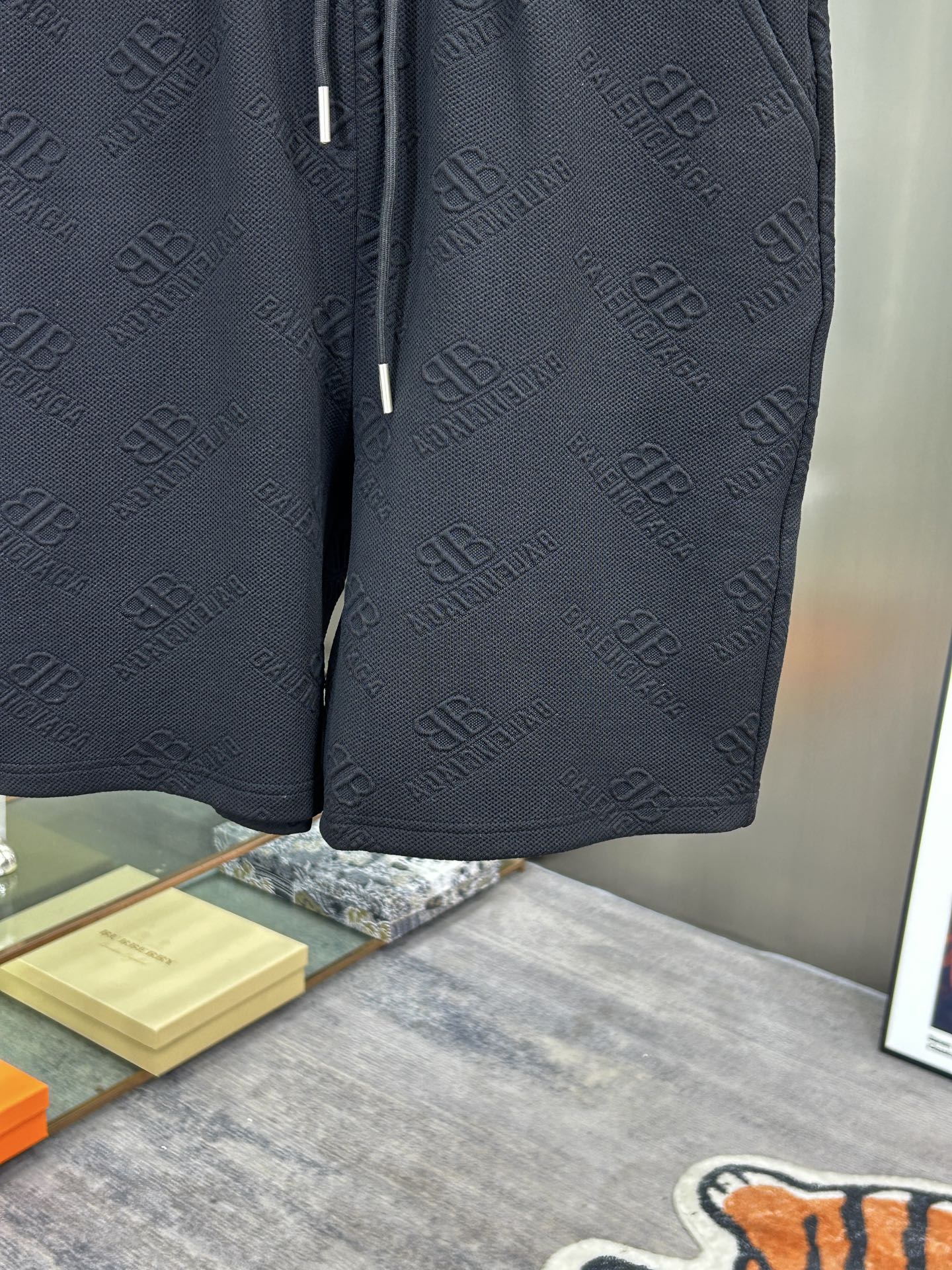 Paris Family Introduces 2025 Bouquet Shorts with Gold Accents in Various Sizes - 图片 7