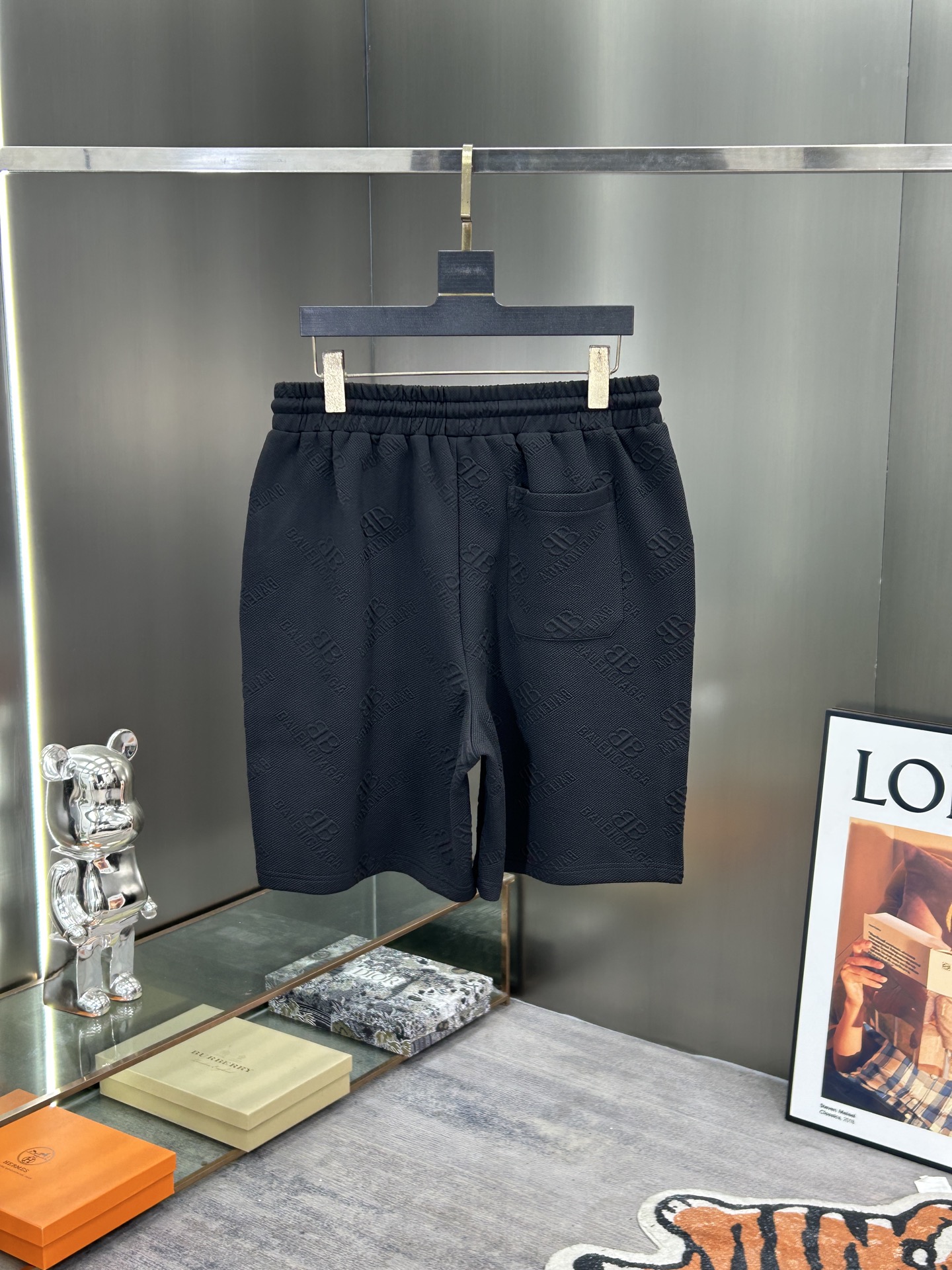 Paris Family Introduces 2025 Bouquet Shorts with Gold Accents in Various Sizes - 图片 2