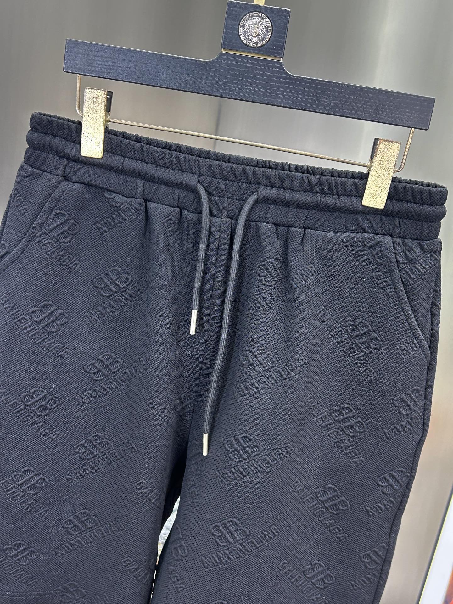 Paris Family Introduces 2025 Bouquet Shorts with Gold Accents in Various Sizes - 图片 8