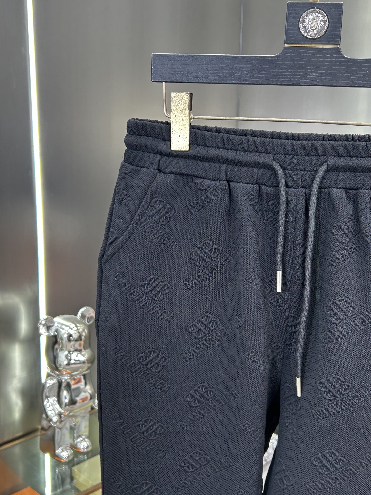 Paris Family Introduces 2025 Bouquet Shorts with Gold Accents in Various Sizes - 图片 5