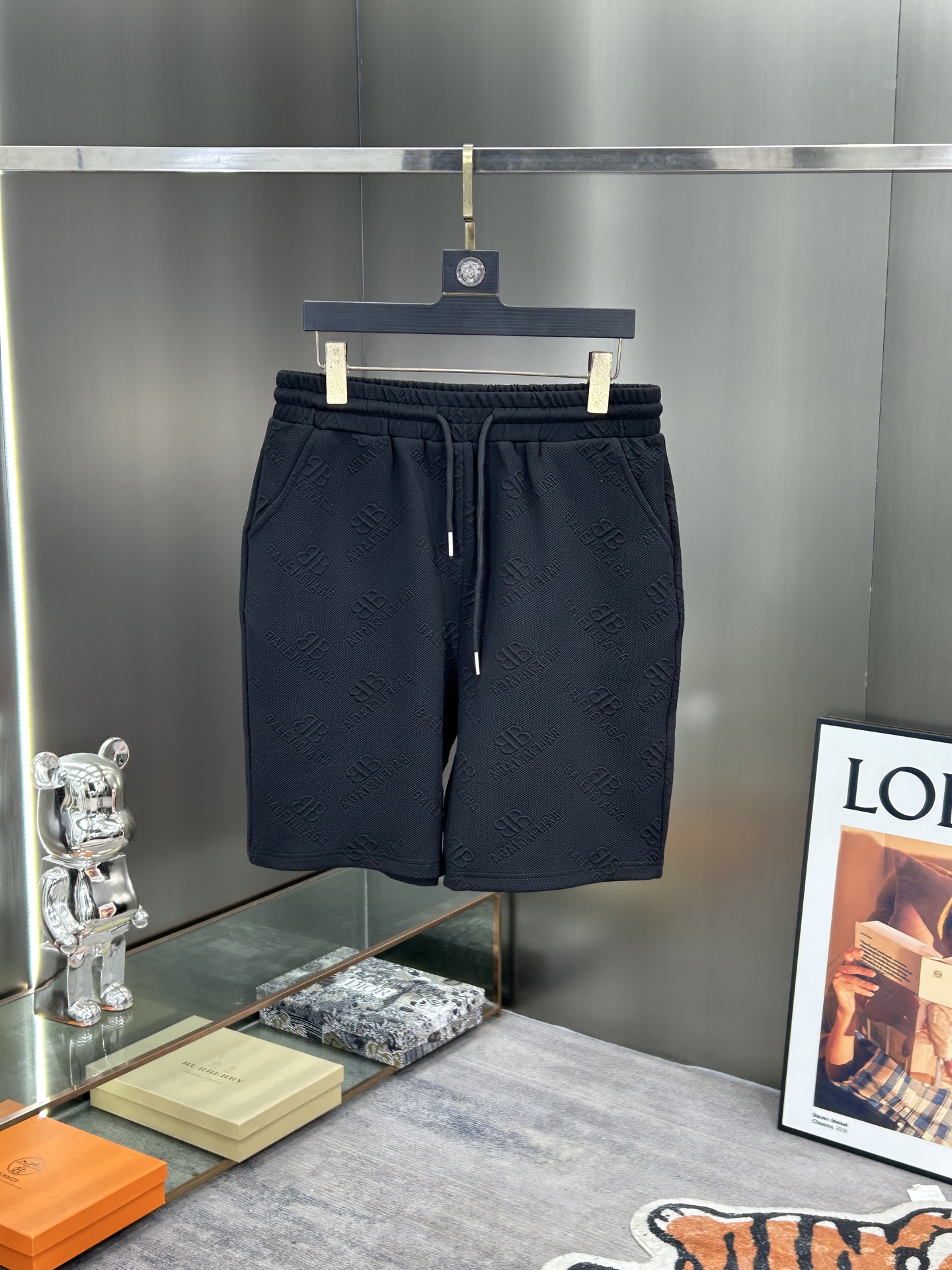 Paris Family Introduces 2025 Bouquet Shorts with Gold Accents in Various Sizes - 图片 1