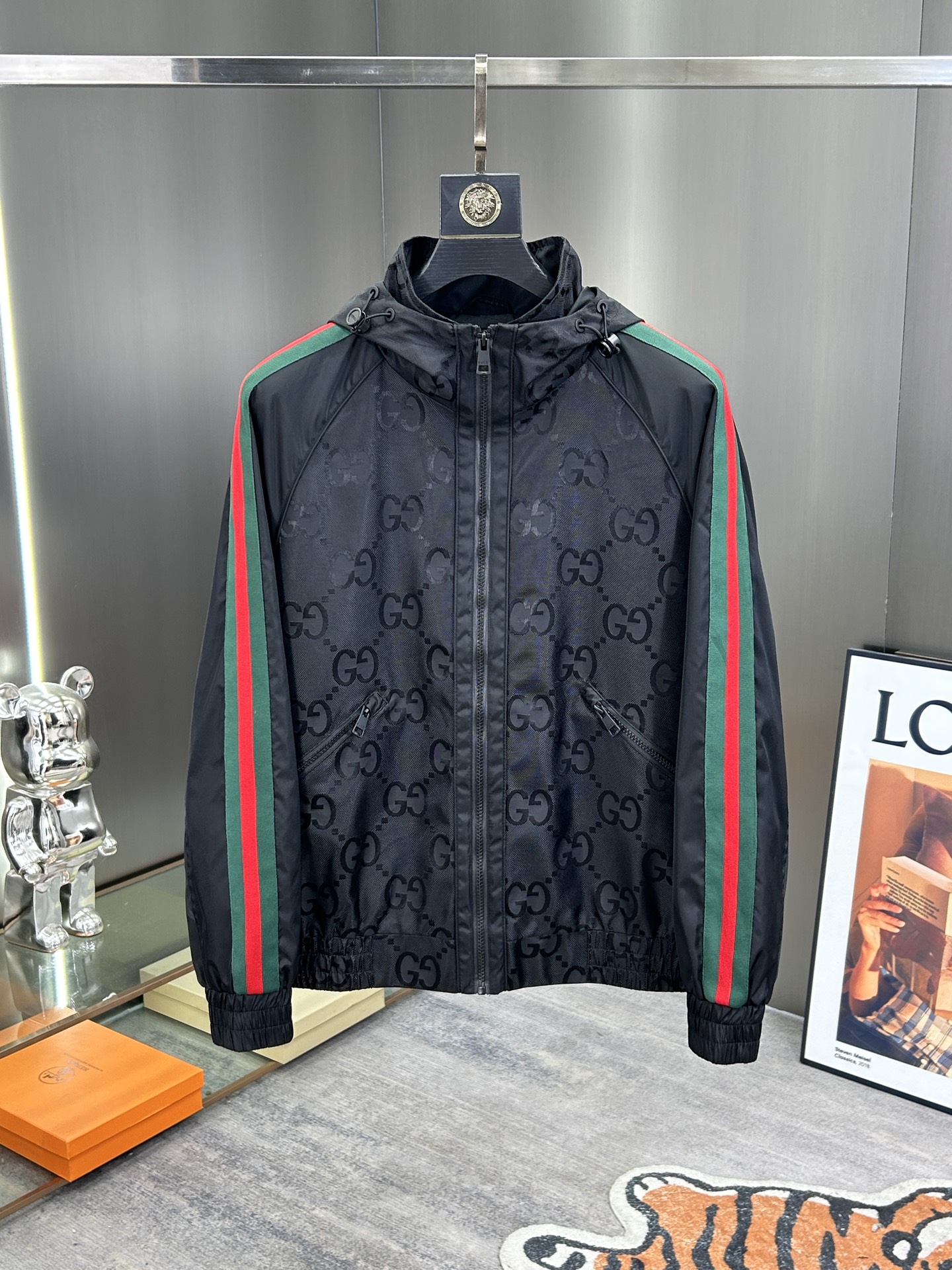 NO:936852,GUCCI 2026ss new early autumn jacket is released, a popular autumn jacket. It is comfortable and slim when worn. It is lazy and casual. When combined with clean and simple colors, it is particularly attractive and suitable for daily wear ~ We are launching sports items decorated with vibrant prints!  Sizes M-3XL, all three sizes, gucci, jackets & coats, jackets & coats,19860909GUCCI 2026ss早秋新款发布外套,秋季爆款夹克,穿上就是舒适自在又显瘦的存在,慵懒而随性,结合干净简单的色系就特别耐看,适合日常穿着~倾情推出缀饰活力印花的运动单品！ 尺码M-3XL 三标齐全,,gucci,jackets & coats,jackets & coats,,Men's clothing