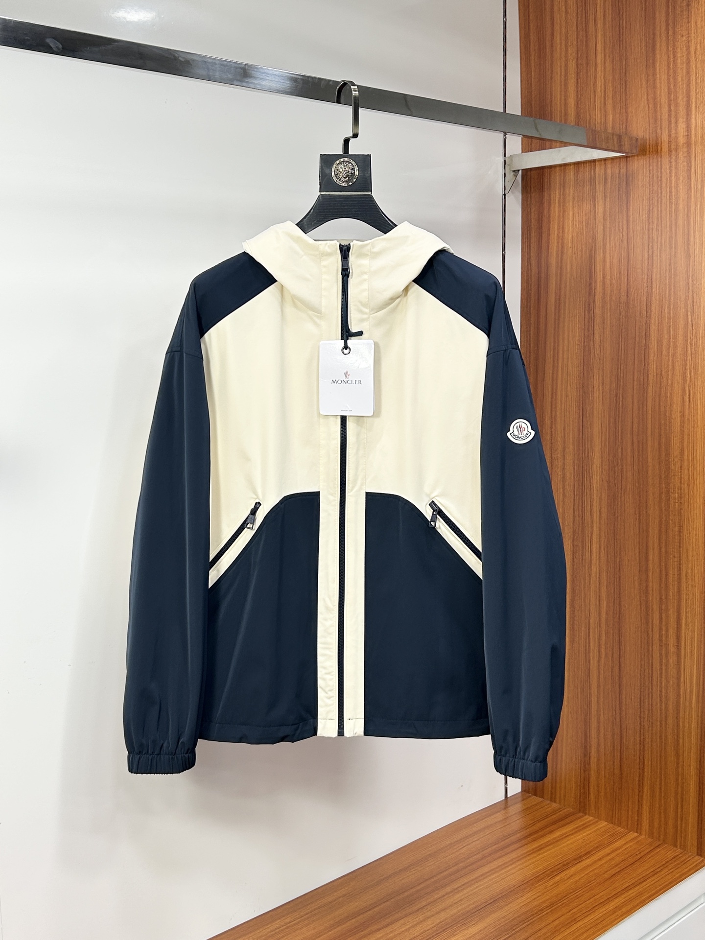 NO:488833,The 2025ss early autumn new jacket is released, autumn popular jacket, it is comfortable and slim when worn, lazy and casual, combined with clean and simple colors, it is particularly pleasing to look good, suitable for daily wear~ Size M-3XL, complete three standards, shipped the next day, Moncler, jackets & coats, jackets & coats, alexander wang19860909蒙口 2025ss早秋新款发布外套,秋季爆款夹克,穿上就是舒适自在又显瘦的存在,慵懒而随性,结合干净简单的色系就特别耐看,适合日常穿着~ 尺码M-3XL 三标齐全 隔天出货,,Moncler,jackets & coats,jackets & coats,alexander wang,Men's clothing