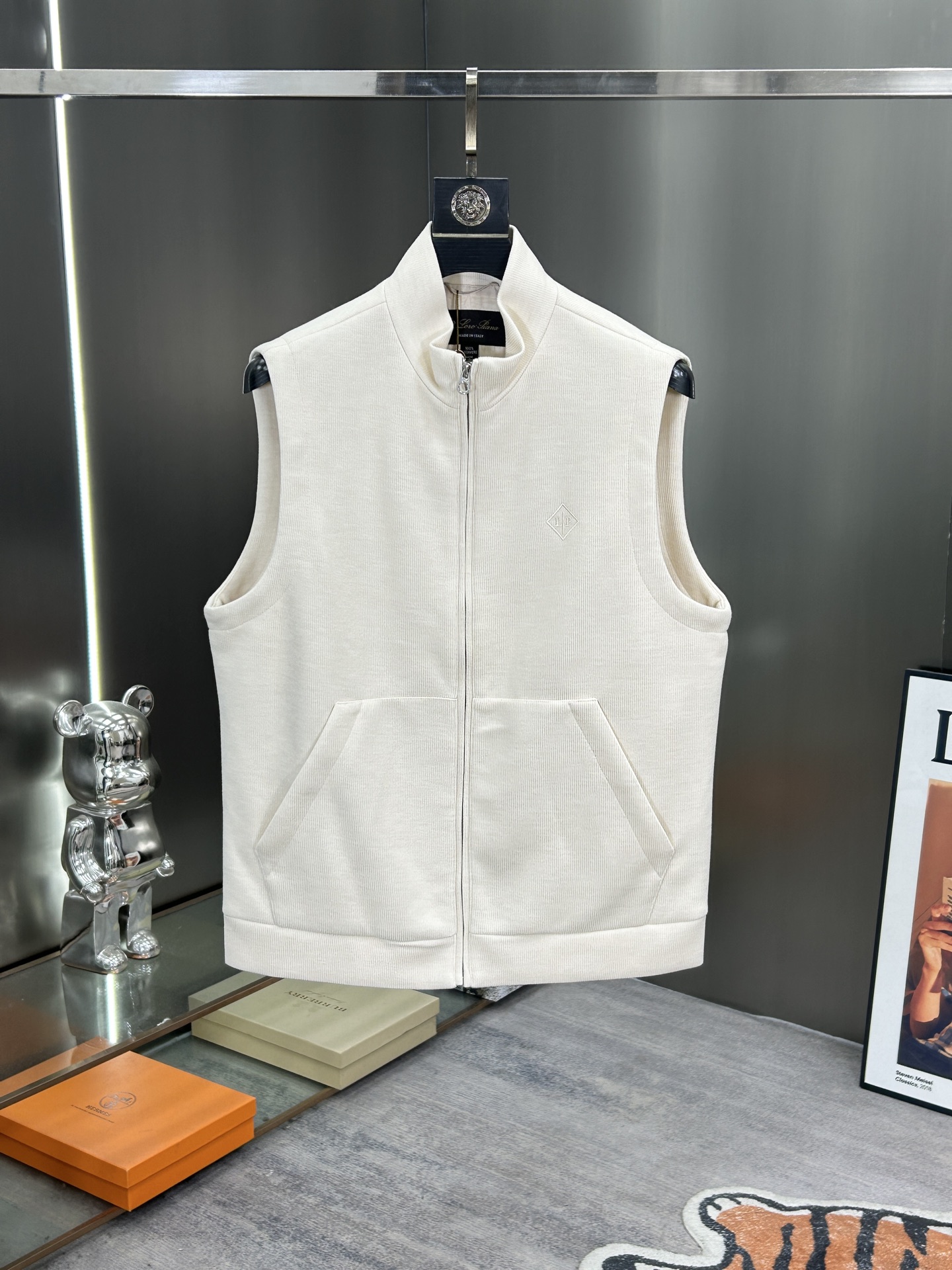 NO:499214,LP double-sided vest 2025ss early autumn new style is released, and the hot autumn double-sided vest is comfortable and slim when worn. It is lazy and casual, combined with clean and simple colors, it is particularly pleasing to look at and suitable for daily wear~ I love to launch sports items embellished with vitality prints!  Size M-3XL complete three standards, shipped the next day, loro piano, alexander wang19860909LP 双面穿马甲 2025ss早秋新款发布,秋季爆款双面穿马甲,穿上就是舒适自在又显瘦的存在,慵懒而随性,结合干净简单的色系就特别耐看,适合日常穿着~倾情推出缀饰活力印花的运动单品！ 尺码M-3XL 三标齐全 隔天出货,,loro piana,alexander wang,Men's clothing