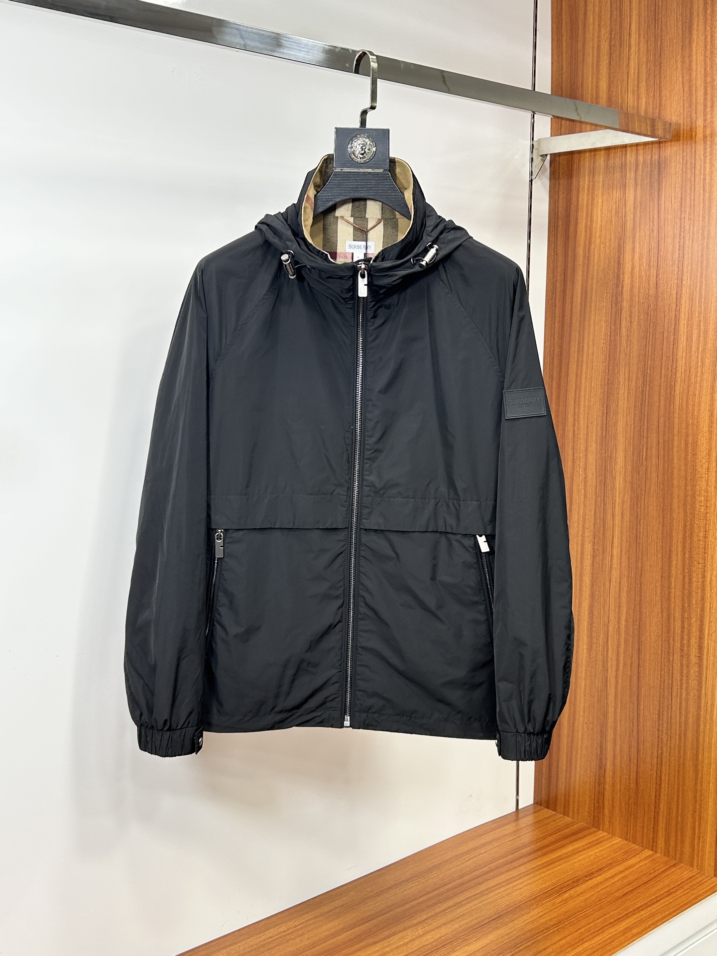 NO:488847,Burberry 2025ss early autumn new jacket, autumn popular jacket, comfortable and slim, lazy and casual, combined with clean and simple colors, it is particularly pleasing to look at, suitable for daily wear~ Size M-3XL, complete three standards, shipped the next day,,burberry, jackets & coats, jackets & coats, alexander wang19860909巴宝莉 2025ss早秋新款发布外套,秋季爆款夹克,穿上就是舒适自在又显瘦的存在,慵懒而随性,结合干净简单的色系就特别耐看,适合日常穿着~ 尺码M-3XL 三标齐全 隔天出货,,burberry,jackets & coats,jackets & coats,alexander wang,Men's clothing