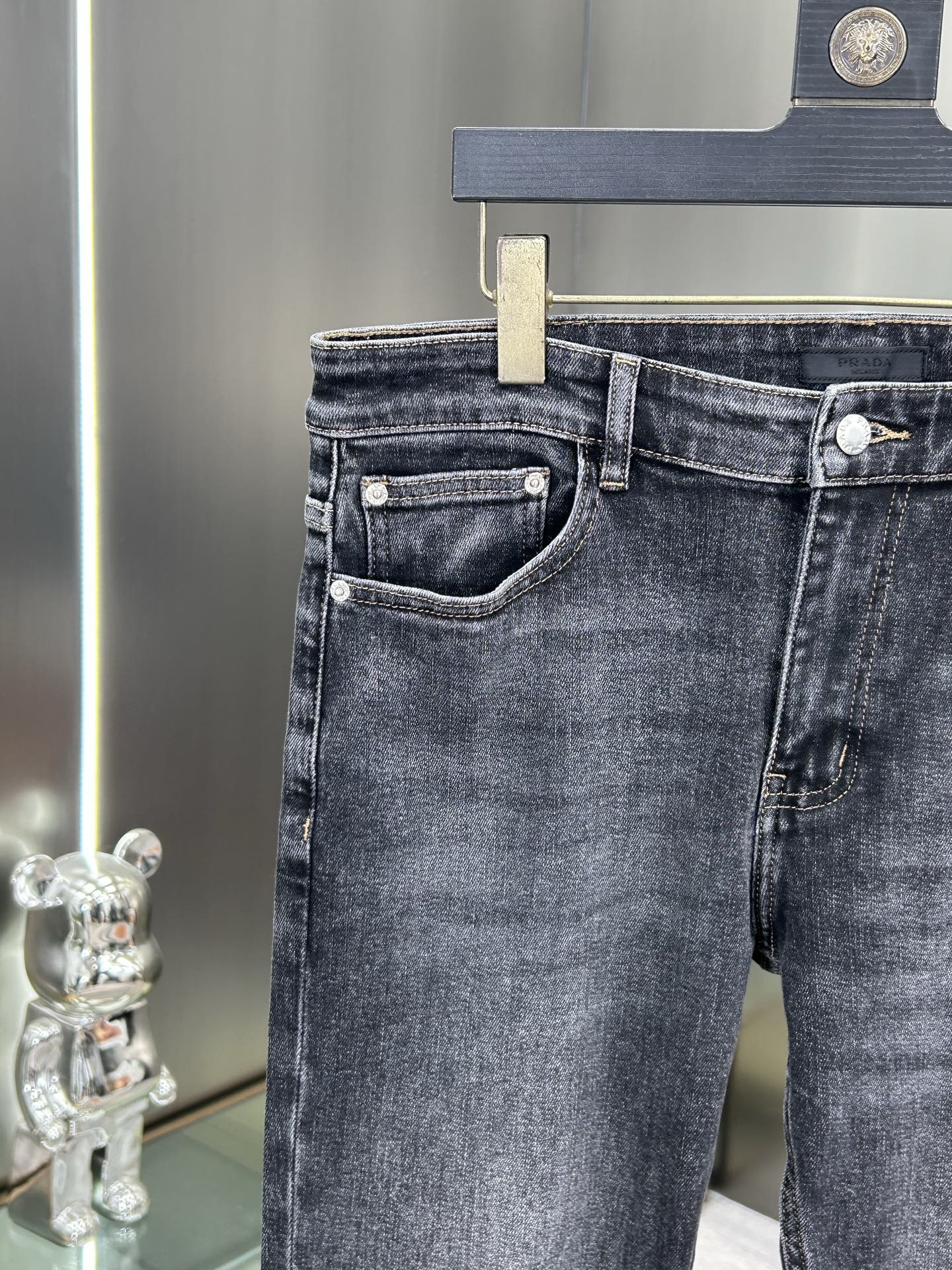  普拉达 25新款牛仔裤休闲版 采用精选原版面料，穿着柔软服适绣气，具有独特弹力纤维不易变形而又耐磨，上