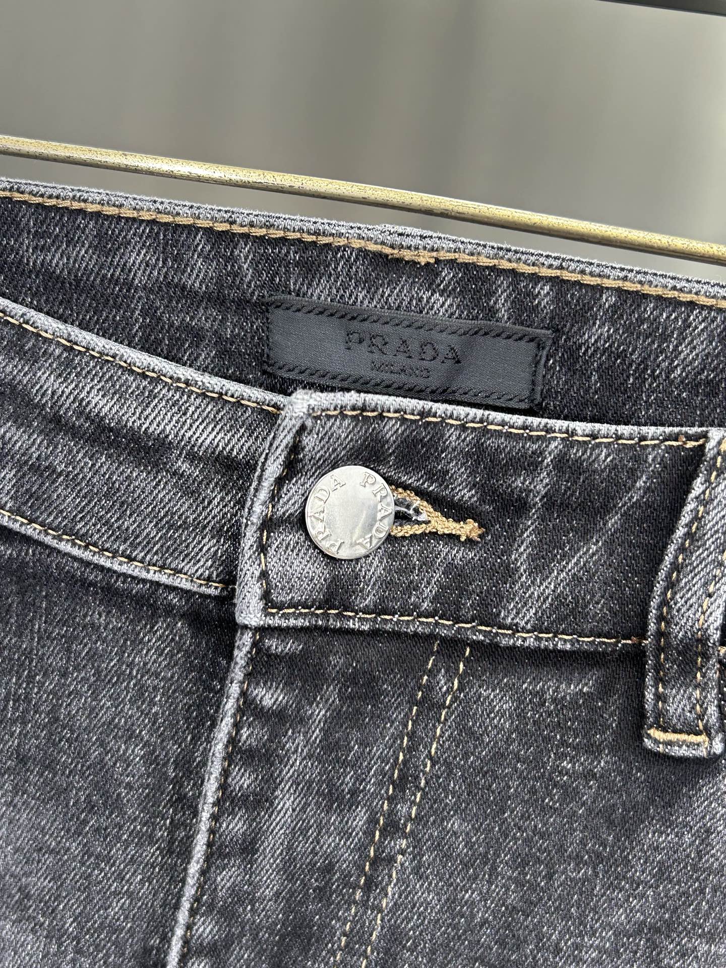  普拉达 25新款牛仔裤休闲版 采用精选原版面料，穿着柔软服适绣气，具有独特弹力纤维不易变形而又耐磨，上