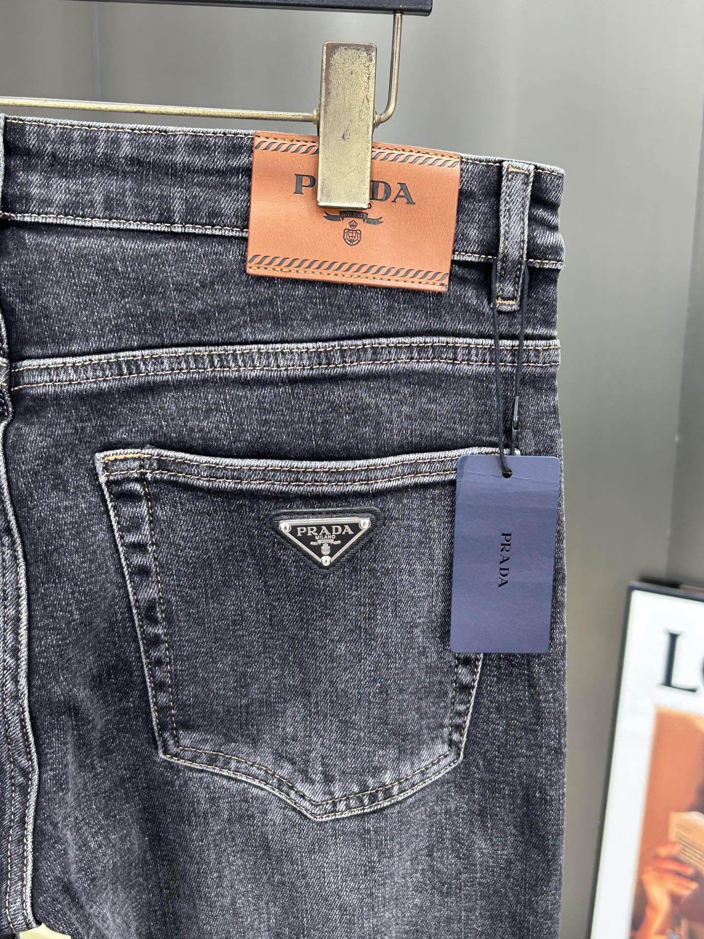  普拉达 25新款牛仔裤休闲版 采用精选原版面料，穿着柔软服适绣气，具有独特弹力纤维不易变形而又耐磨，上