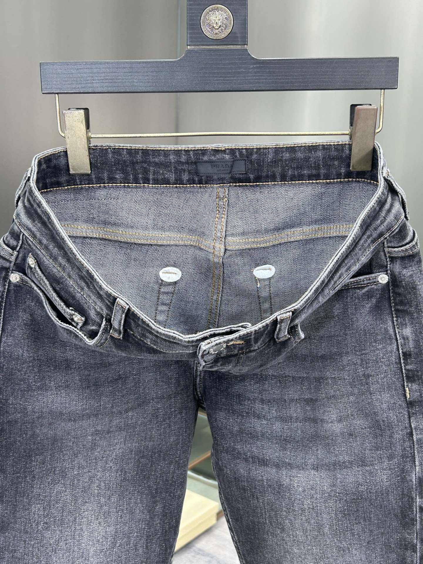  普拉达 25新款牛仔裤休闲版 采用精选原版面料，穿着柔软服适绣气，具有独特弹力纤维不易变形而又耐磨，上