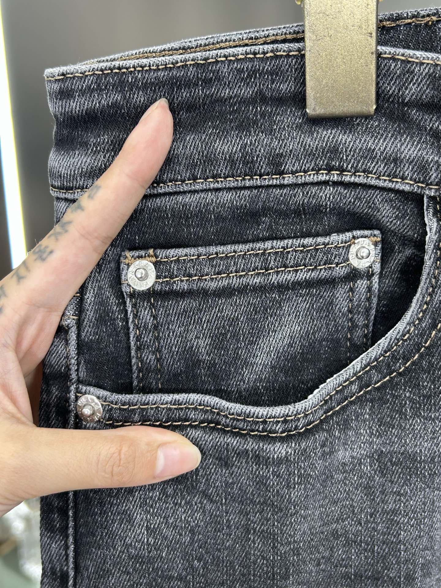  普拉达 25新款牛仔裤休闲版 采用精选原版面料，穿着柔软服适绣气，具有独特弹力纤维不易变形而又耐磨，上