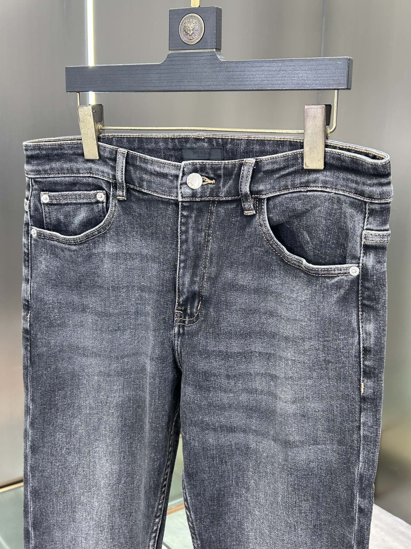  普拉达 25新款牛仔裤休闲版 采用精选原版面料，穿着柔软服适绣气，具有独特弹力纤维不易变形而又耐磨，上