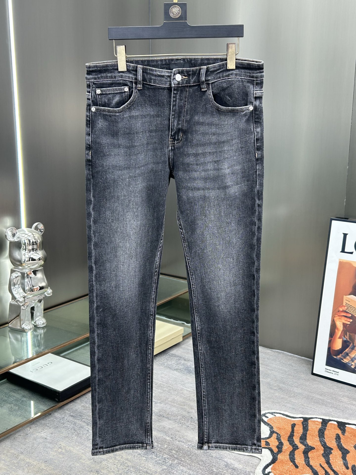  普拉达 25新款牛仔裤休闲版 采用精选原版面料，穿着柔软服适绣气，具有独特弹力纤维不易变形而又耐磨，上