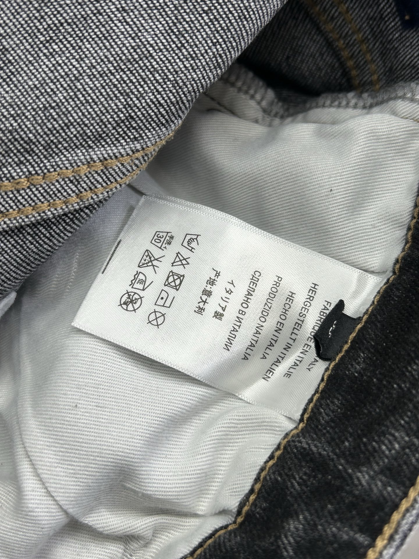  普拉达 25新款牛仔裤休闲版 采用精选原版面料，穿着柔软服适绣气，具有独特弹力纤维不易变形而又耐磨，上