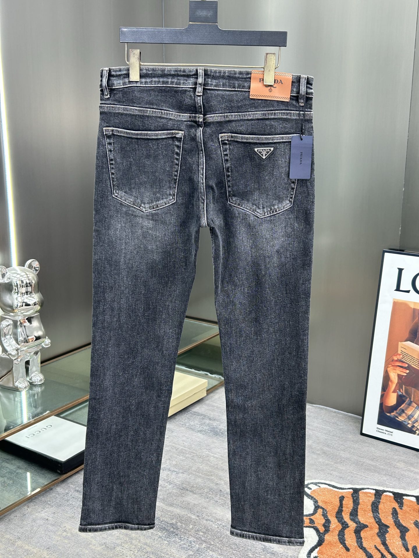  普拉达 25新款牛仔裤休闲版 采用精选原版面料，穿着柔软服适绣气，具有独特弹力纤维不易变形而又耐磨，上