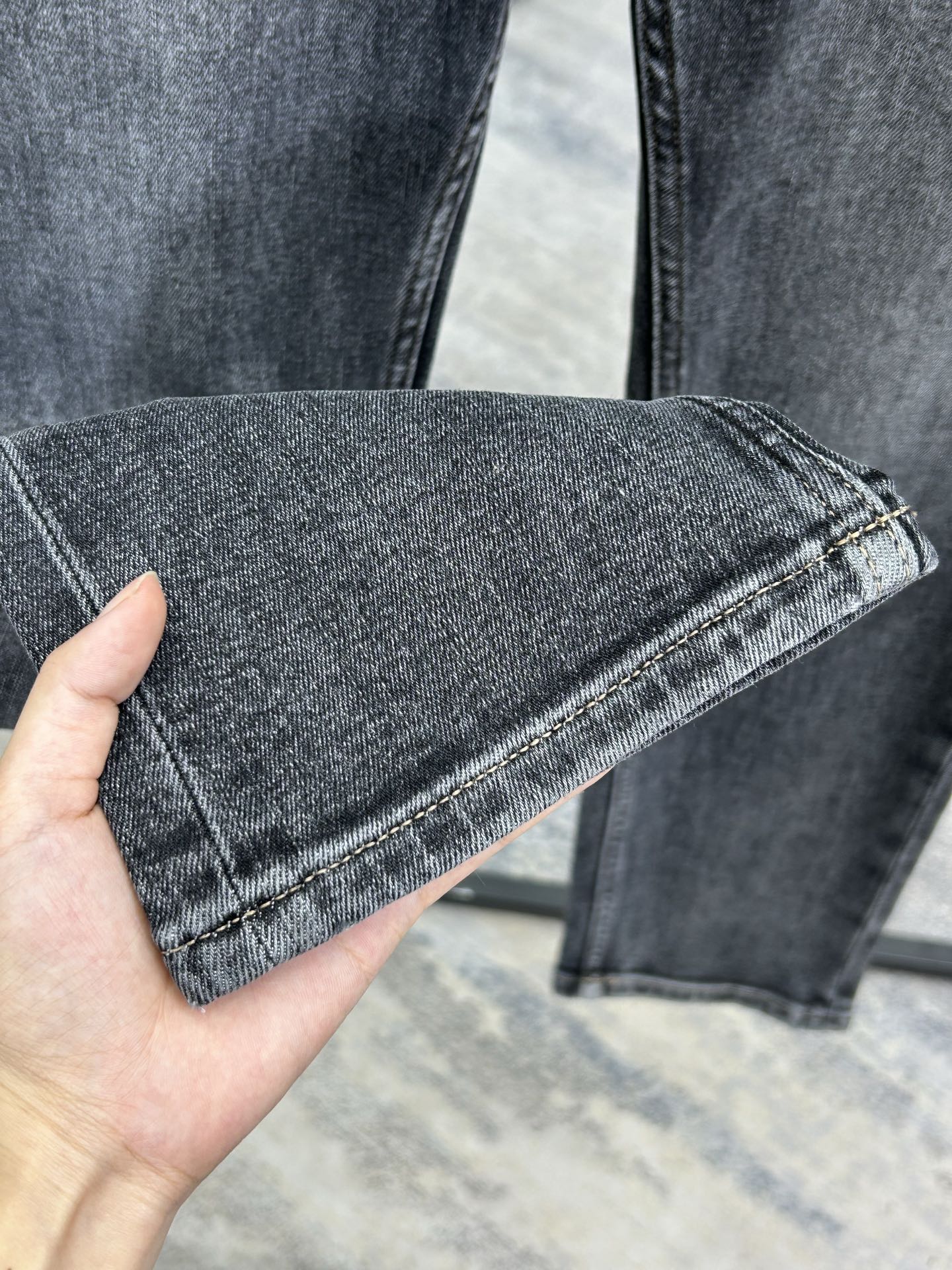  普拉达 25新款牛仔裤休闲版 采用精选原版面料，穿着柔软服适绣气，具有独特弹力纤维不易变形而又耐磨，上