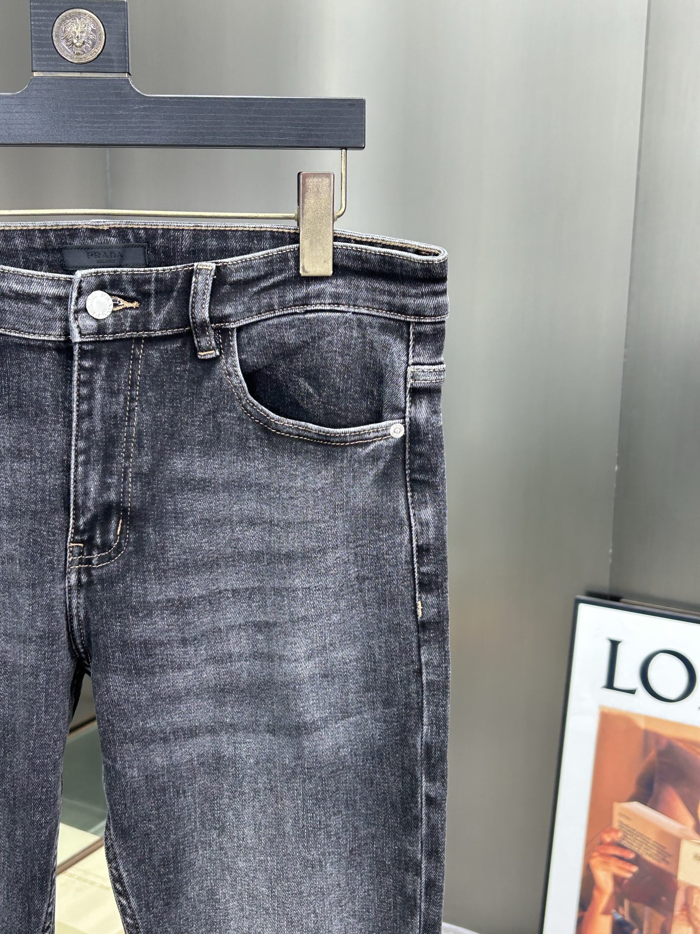  普拉达 25新款牛仔裤休闲版 采用精选原版面料，穿着柔软服适绣气，具有独特弹力纤维不易变形而又耐磨，上