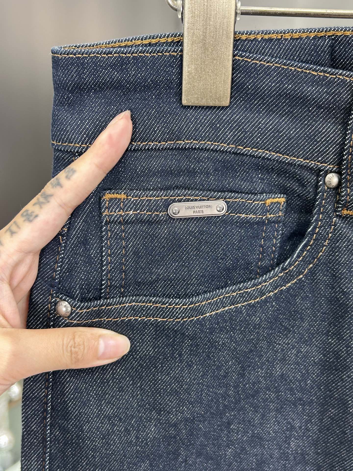  LV 25新款牛仔裤休闲版 采用精选原版面料，穿着柔软服适绣气，具有独特弹力纤维不易变形而又耐磨，上身