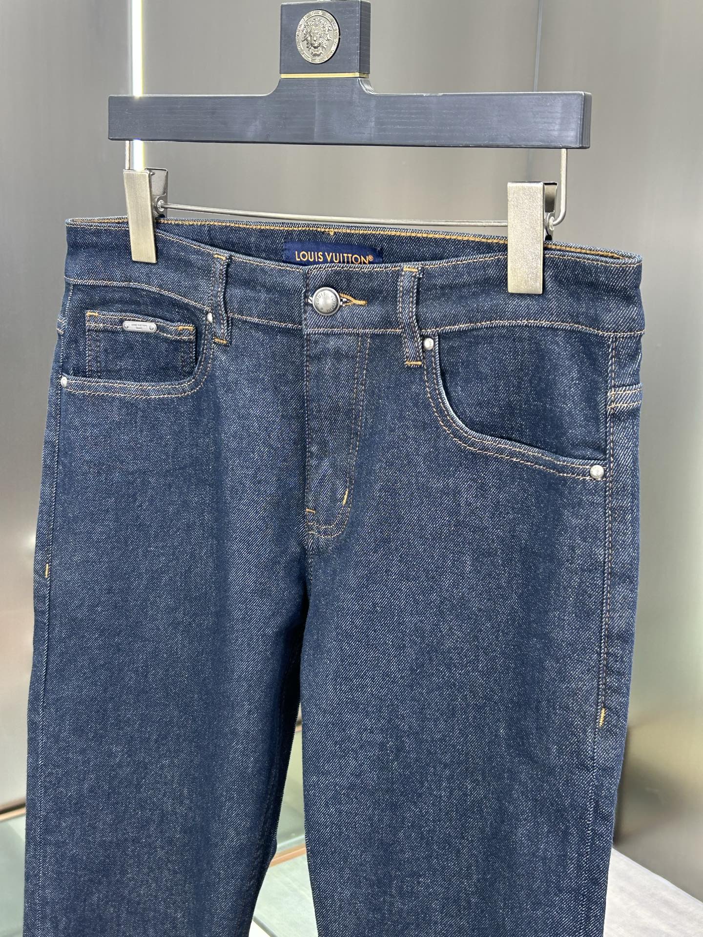  LV 25新款牛仔裤休闲版 采用精选原版面料，穿着柔软服适绣气，具有独特弹力纤维不易变形而又耐磨，上身