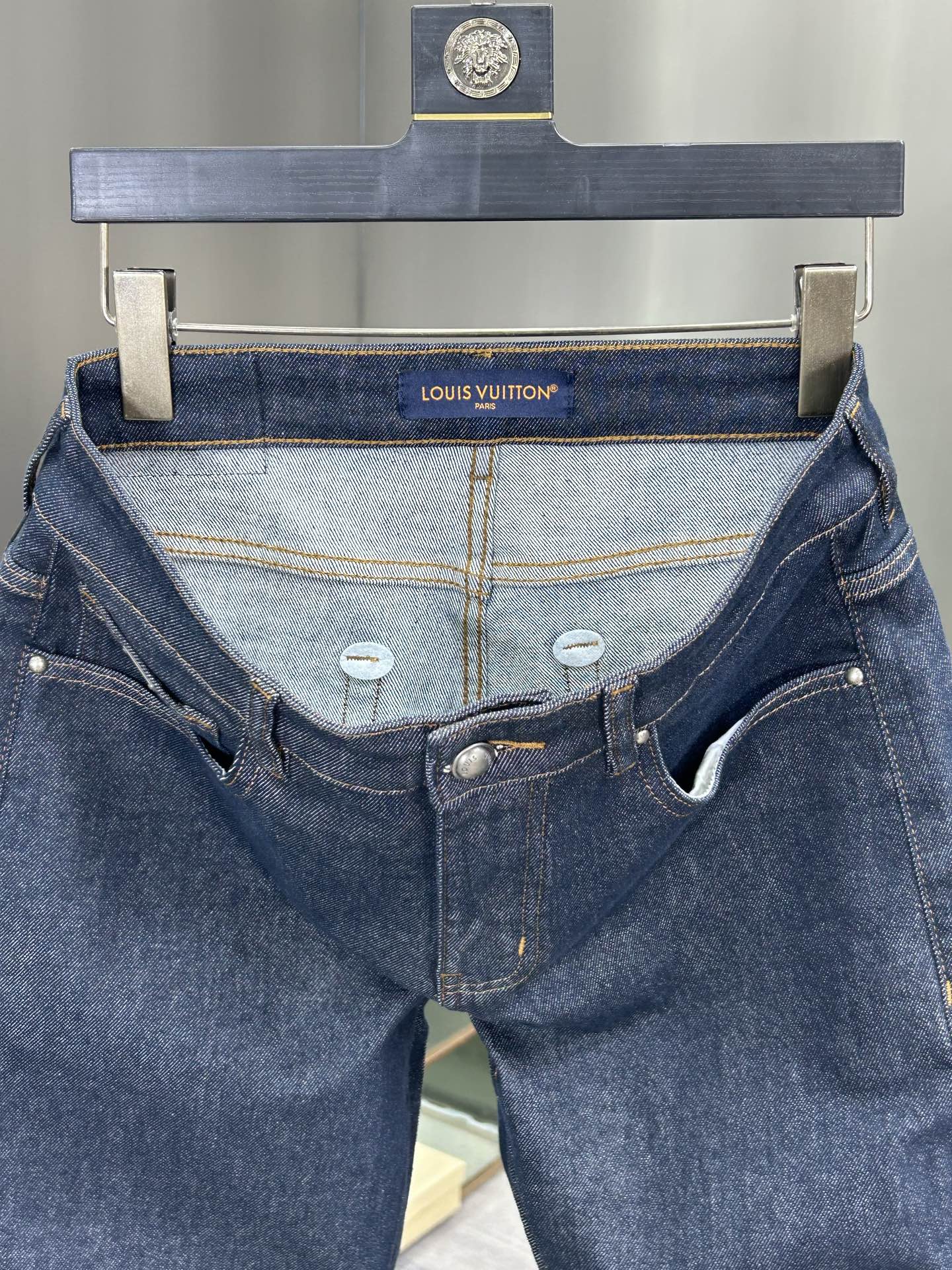  LV 25新款牛仔裤休闲版 采用精选原版面料，穿着柔软服适绣气，具有独特弹力纤维不易变形而又耐磨，上身