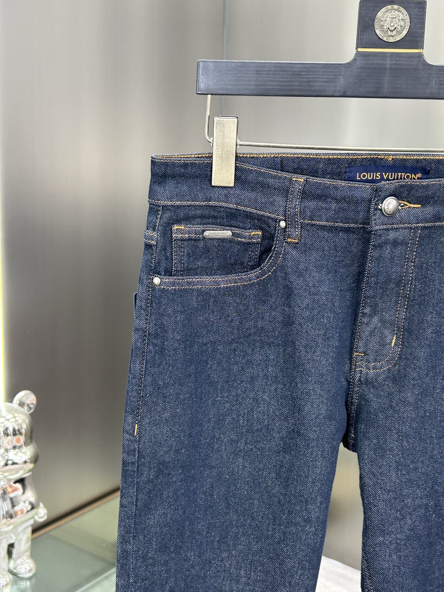  LV 25新款牛仔裤休闲版 采用精选原版面料，穿着柔软服适绣气，具有独特弹力纤维不易变形而又耐磨，上身