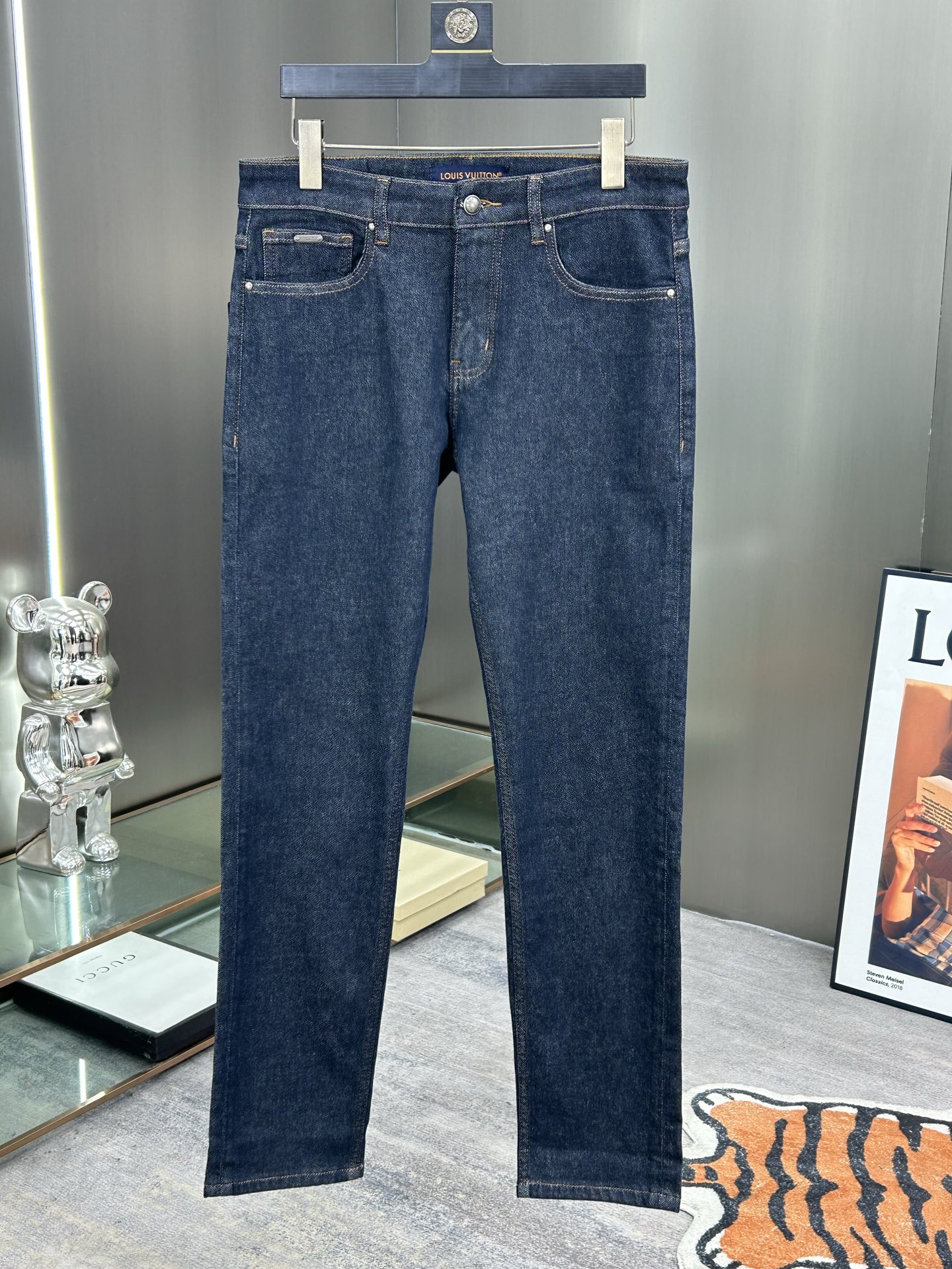  LV 25新款牛仔裤休闲版 采用精选原版面料，穿着柔软服适绣气，具有独特弹力纤维不易变形而又耐磨，上身