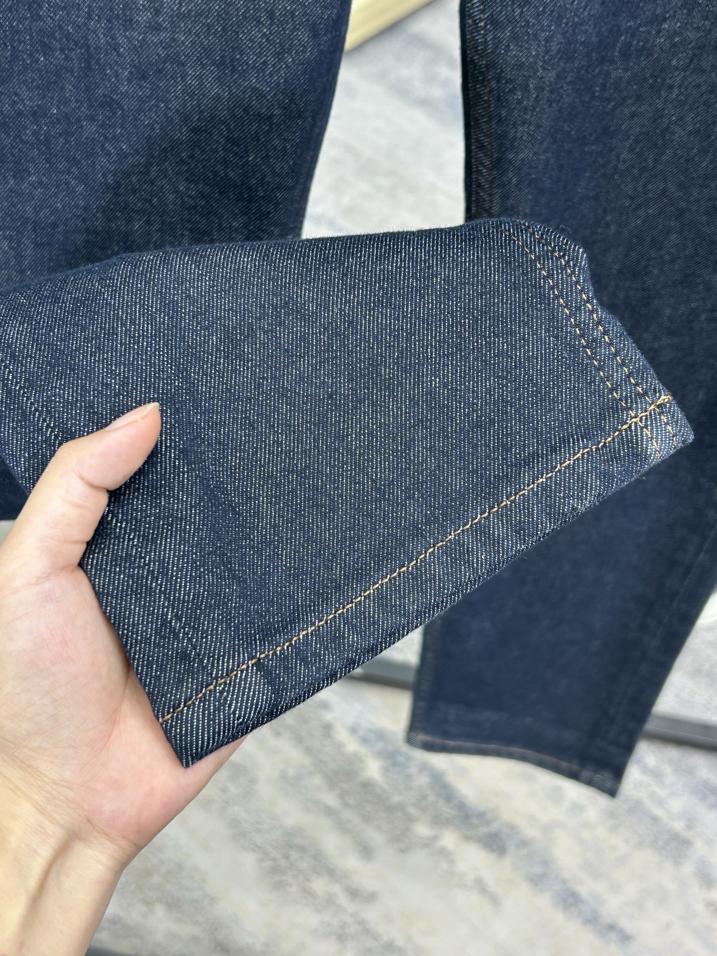  LV 25新款牛仔裤休闲版 采用精选原版面料，穿着柔软服适绣气，具有独特弹力纤维不易变形而又耐磨，上身