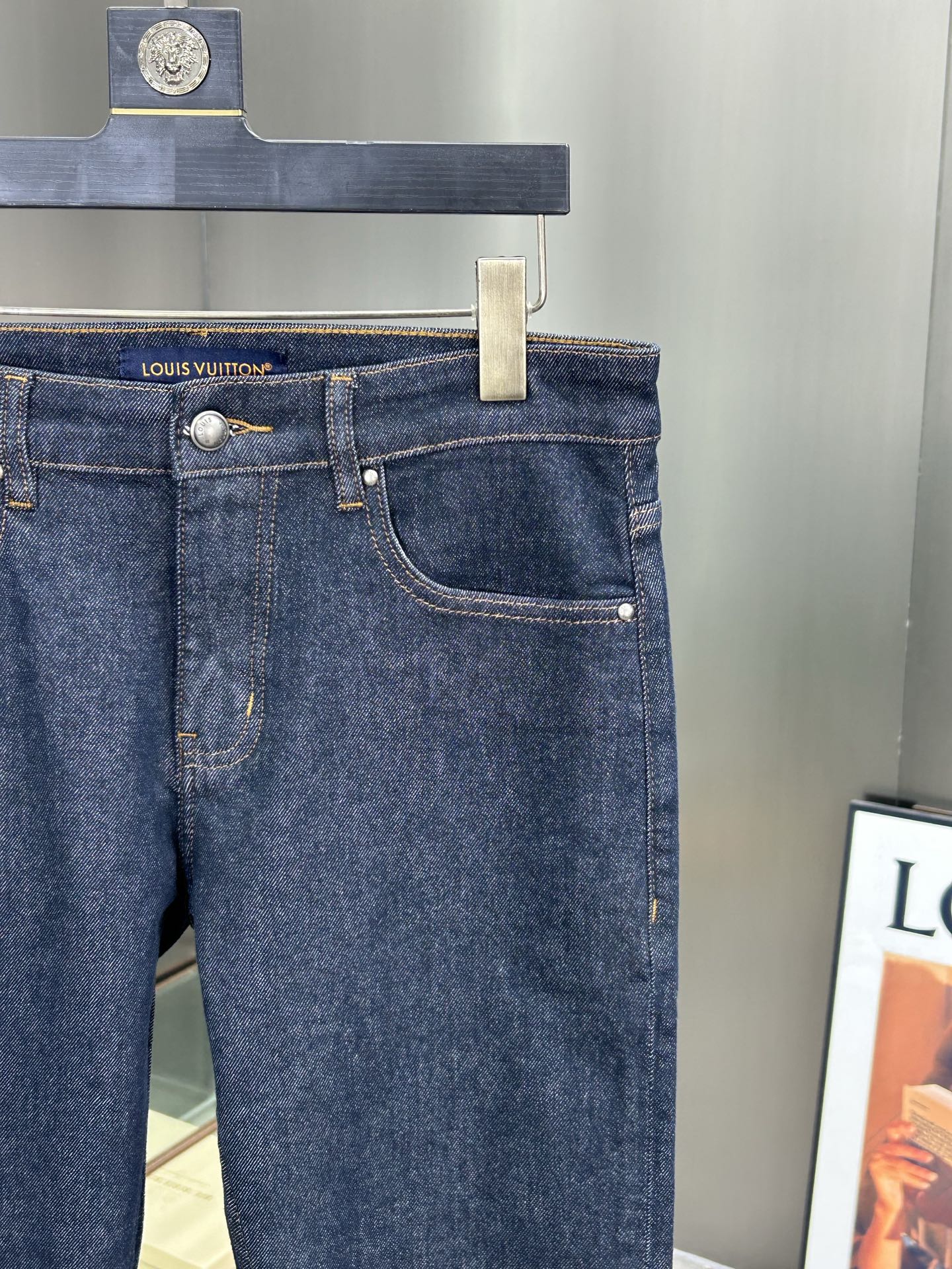  LV 25新款牛仔裤休闲版 采用精选原版面料，穿着柔软服适绣气，具有独特弹力纤维不易变形而又耐磨，上身