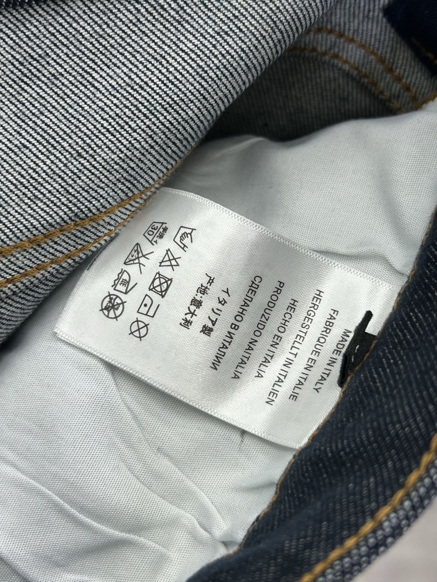  LV 25新款牛仔裤休闲版 采用精选原版面料，穿着柔软服适绣气，具有独特弹力纤维不易变形而又耐磨，上身