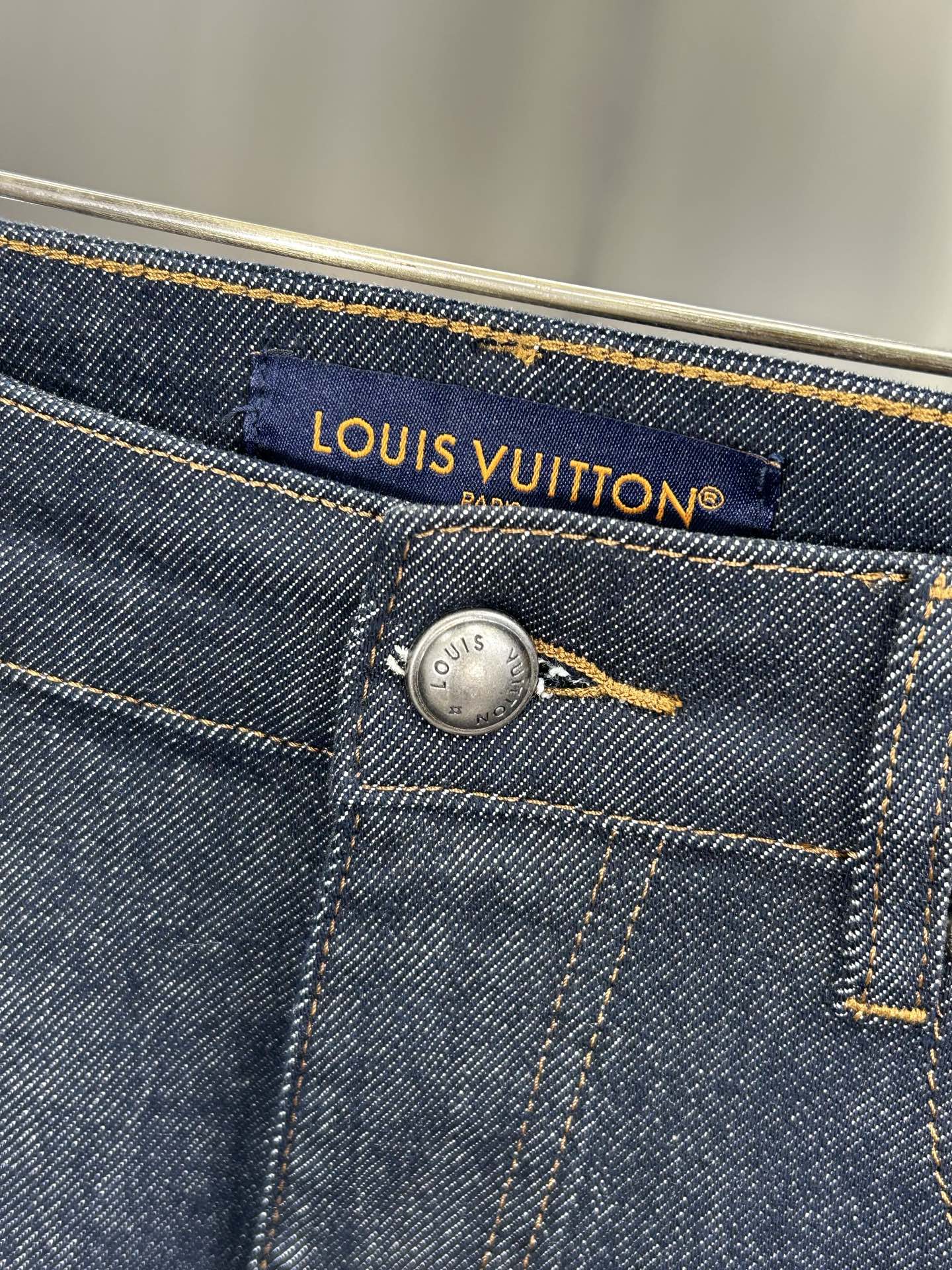  LV 25新款牛仔裤休闲版 采用精选原版面料，穿着柔软服适绣气，具有独特弹力纤维不易变形而又耐磨，上身