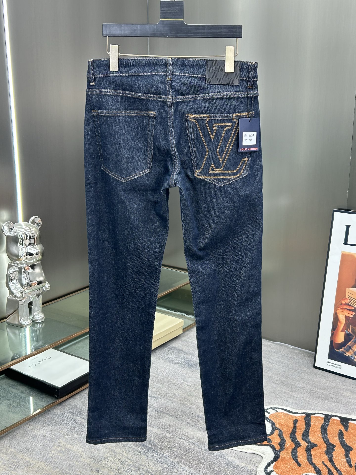  LV 25新款牛仔裤休闲版 采用精选原版面料，穿着柔软服适绣气，具有独特弹力纤维不易变形而又耐磨，上身