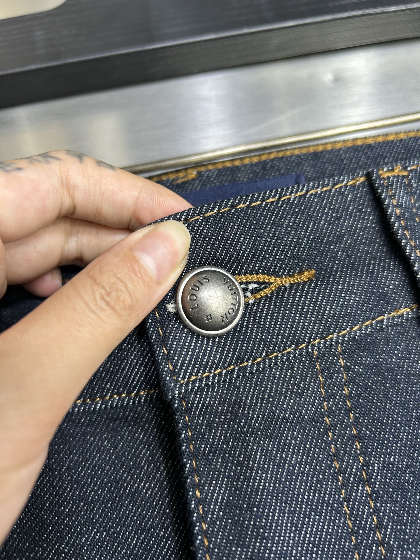  LV 25新款牛仔裤休闲版 采用精选原版面料，穿着柔软服适绣气，具有独特弹力纤维不易变形而又耐磨，上身