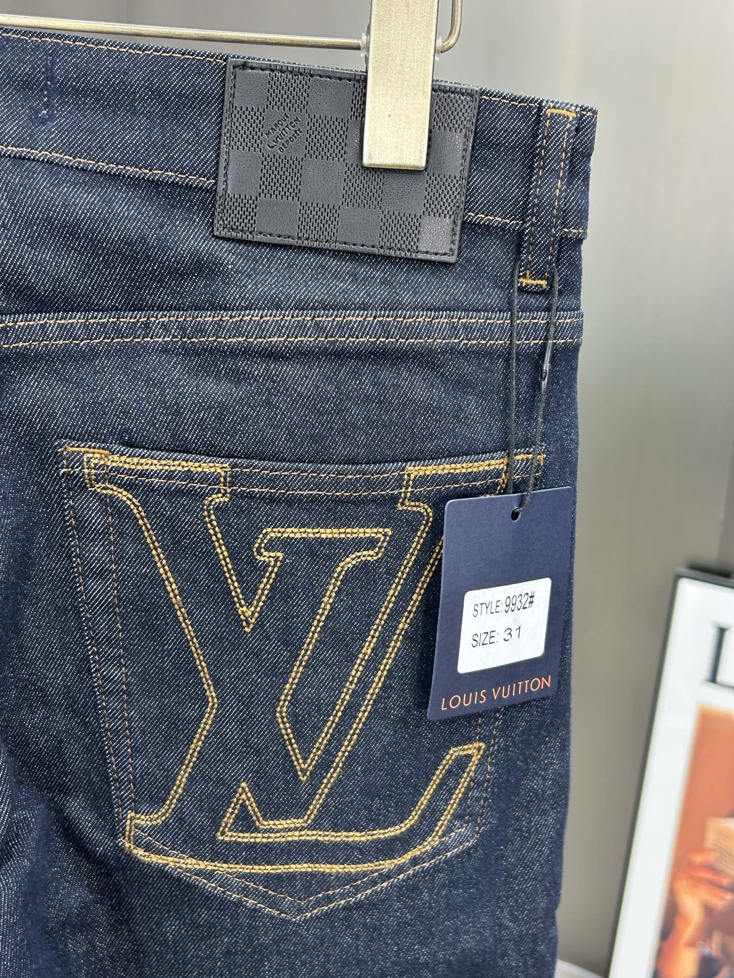  LV 25新款牛仔裤休闲版 采用精选原版面料，穿着柔软服适绣气，具有独特弹力纤维不易变形而又耐磨，上身