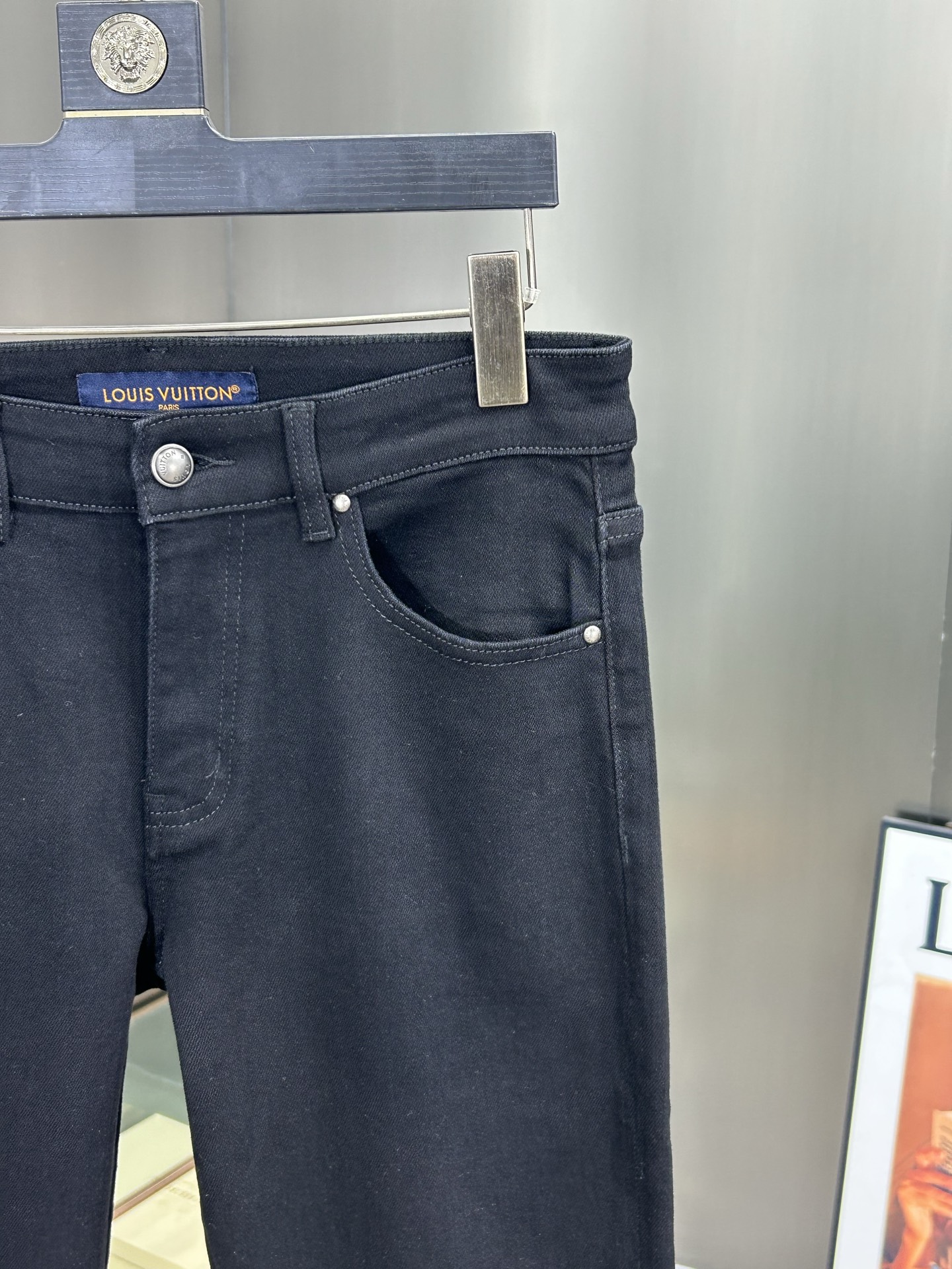  LV 25新款牛仔裤休闲版 采用精选原版面料，穿着柔软服适绣气，具有独特弹力纤维不易变形而又耐磨，上身