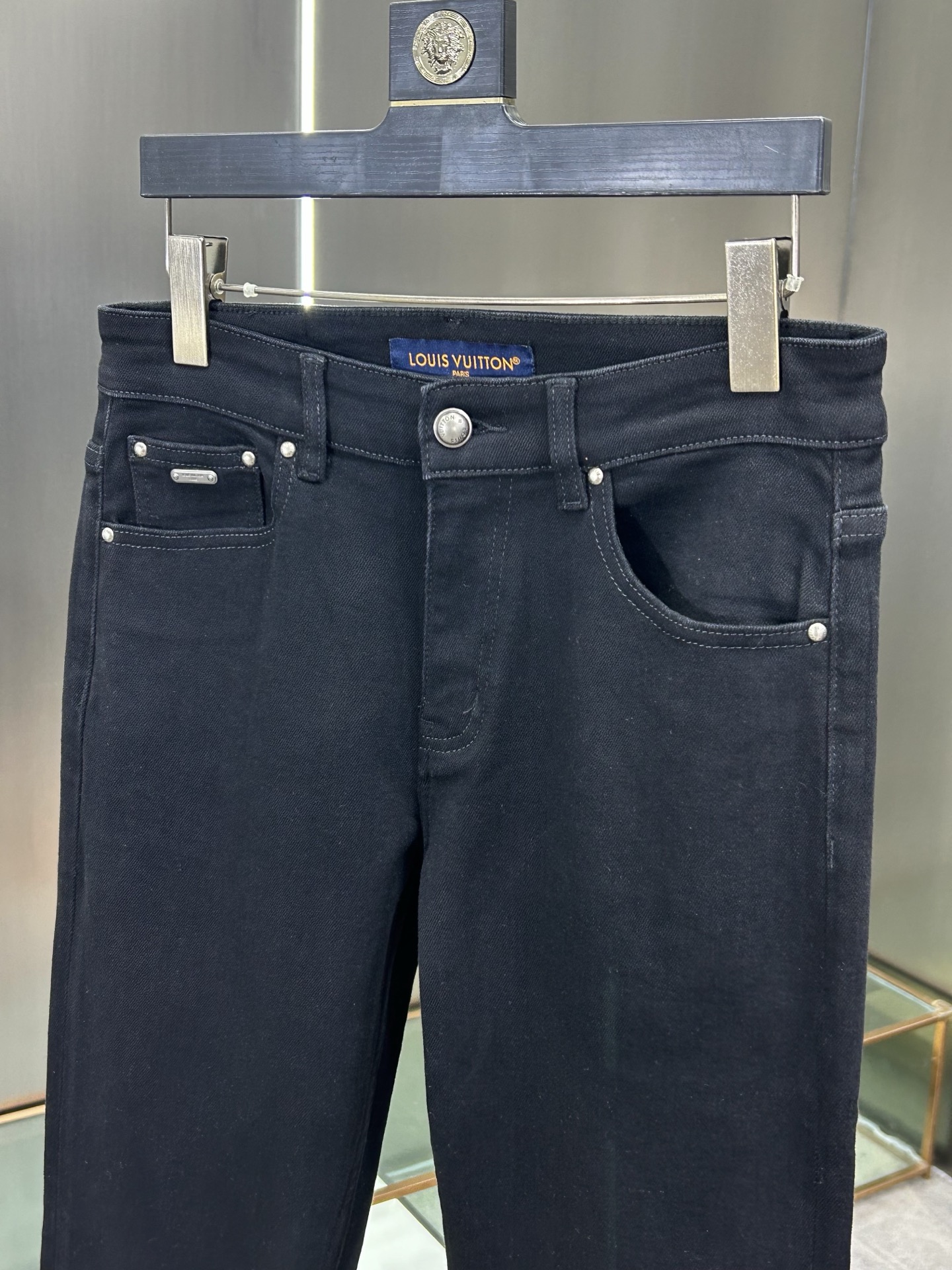  LV 25新款牛仔裤休闲版 采用精选原版面料，穿着柔软服适绣气，具有独特弹力纤维不易变形而又耐磨，上身