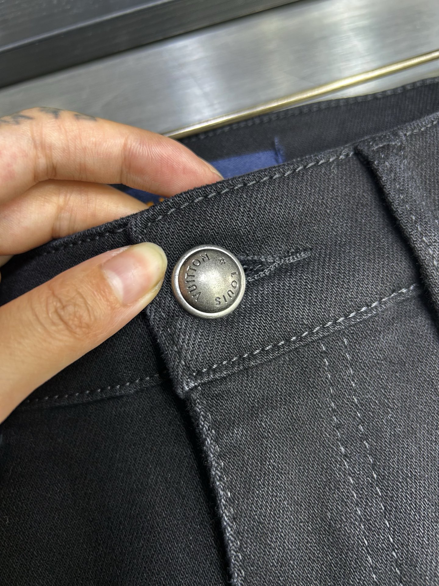  LV 25新款牛仔裤休闲版 采用精选原版面料，穿着柔软服适绣气，具有独特弹力纤维不易变形而又耐磨，上身