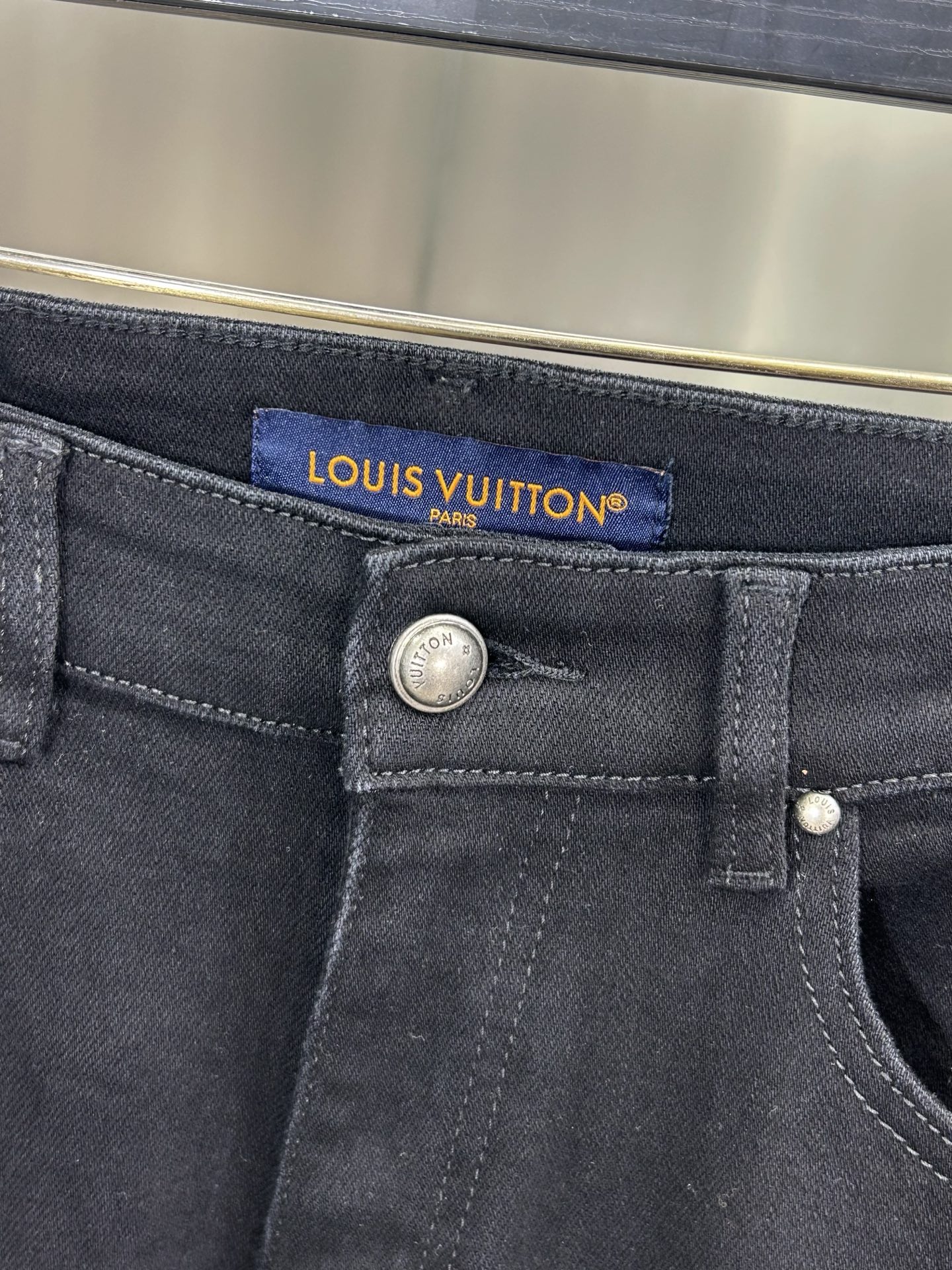  LV 25新款牛仔裤休闲版 采用精选原版面料，穿着柔软服适绣气，具有独特弹力纤维不易变形而又耐磨，上身