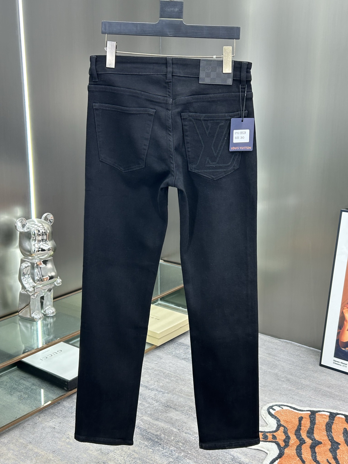  LV 25新款牛仔裤休闲版 采用精选原版面料，穿着柔软服适绣气，具有独特弹力纤维不易变形而又耐磨，上身