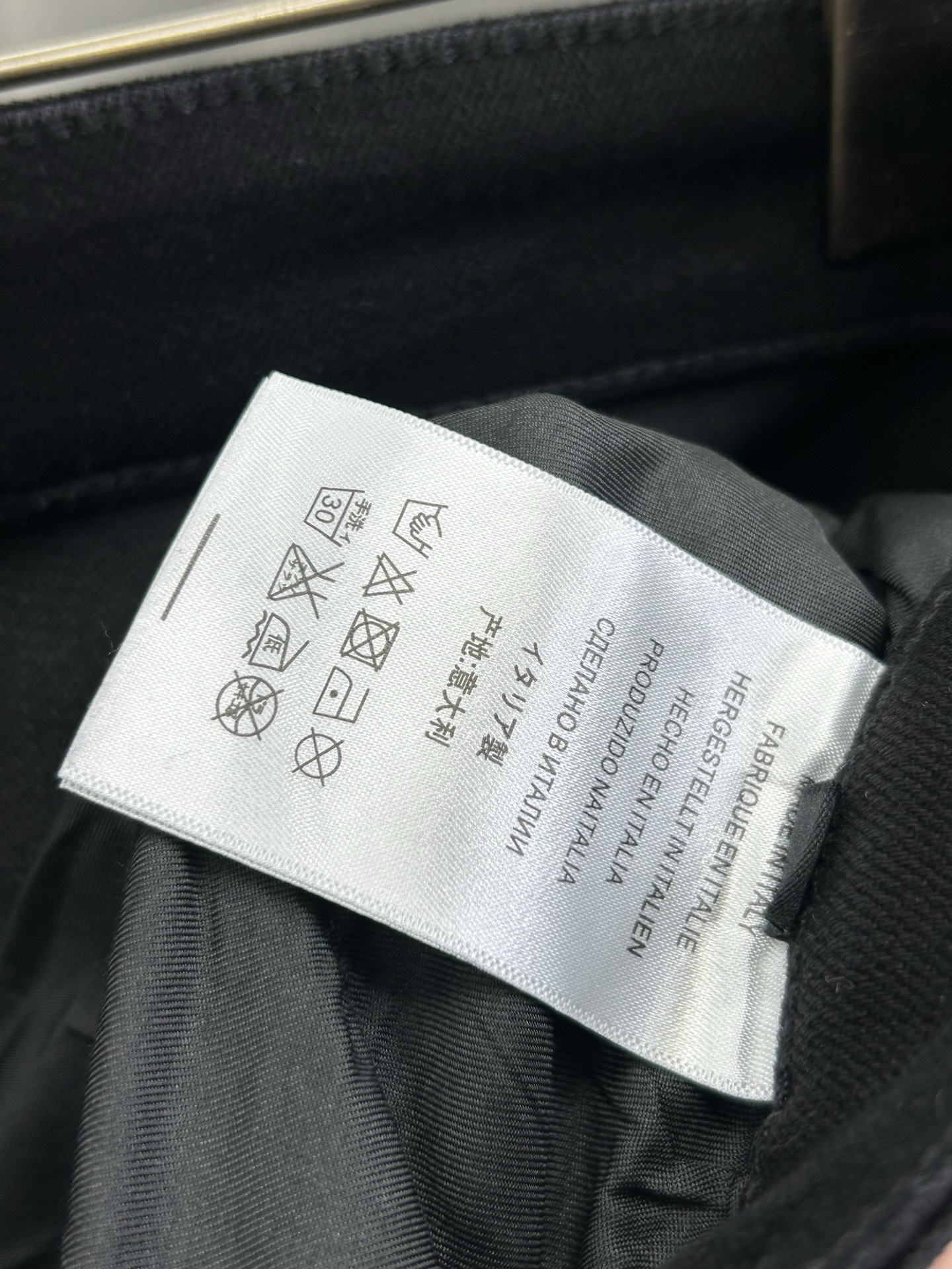  LV 25新款牛仔裤休闲版 采用精选原版面料，穿着柔软服适绣气，具有独特弹力纤维不易变形而又耐磨，上身