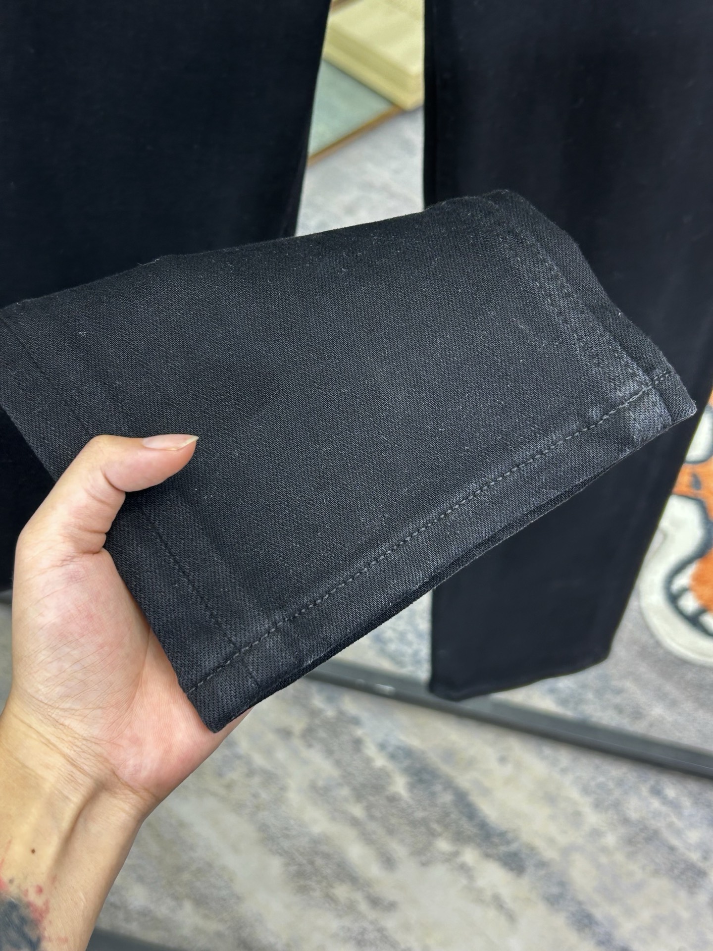  LV 25新款牛仔裤休闲版 采用精选原版面料，穿着柔软服适绣气，具有独特弹力纤维不易变形而又耐磨，上身