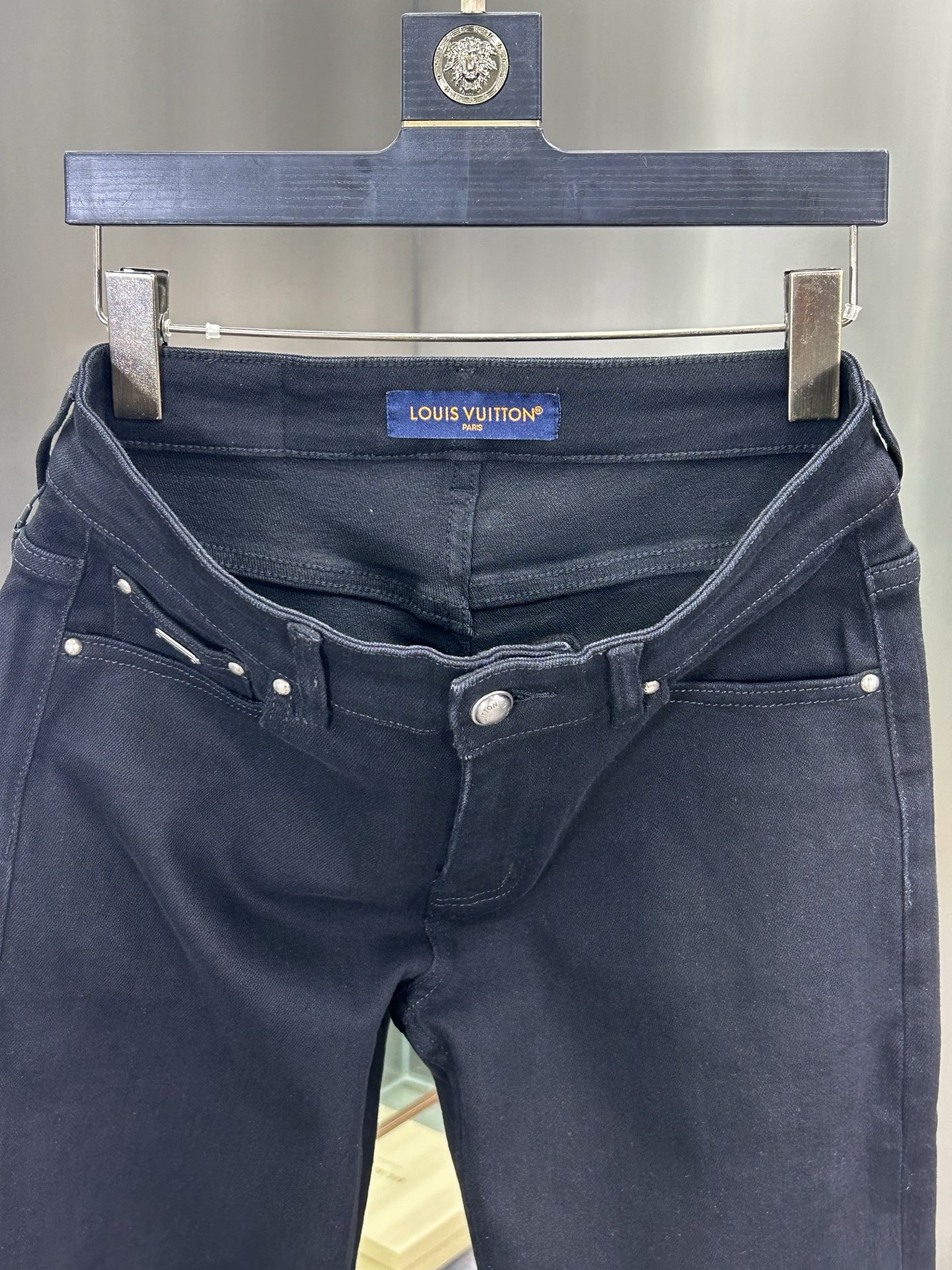  LV 25新款牛仔裤休闲版 采用精选原版面料，穿着柔软服适绣气，具有独特弹力纤维不易变形而又耐磨，上身